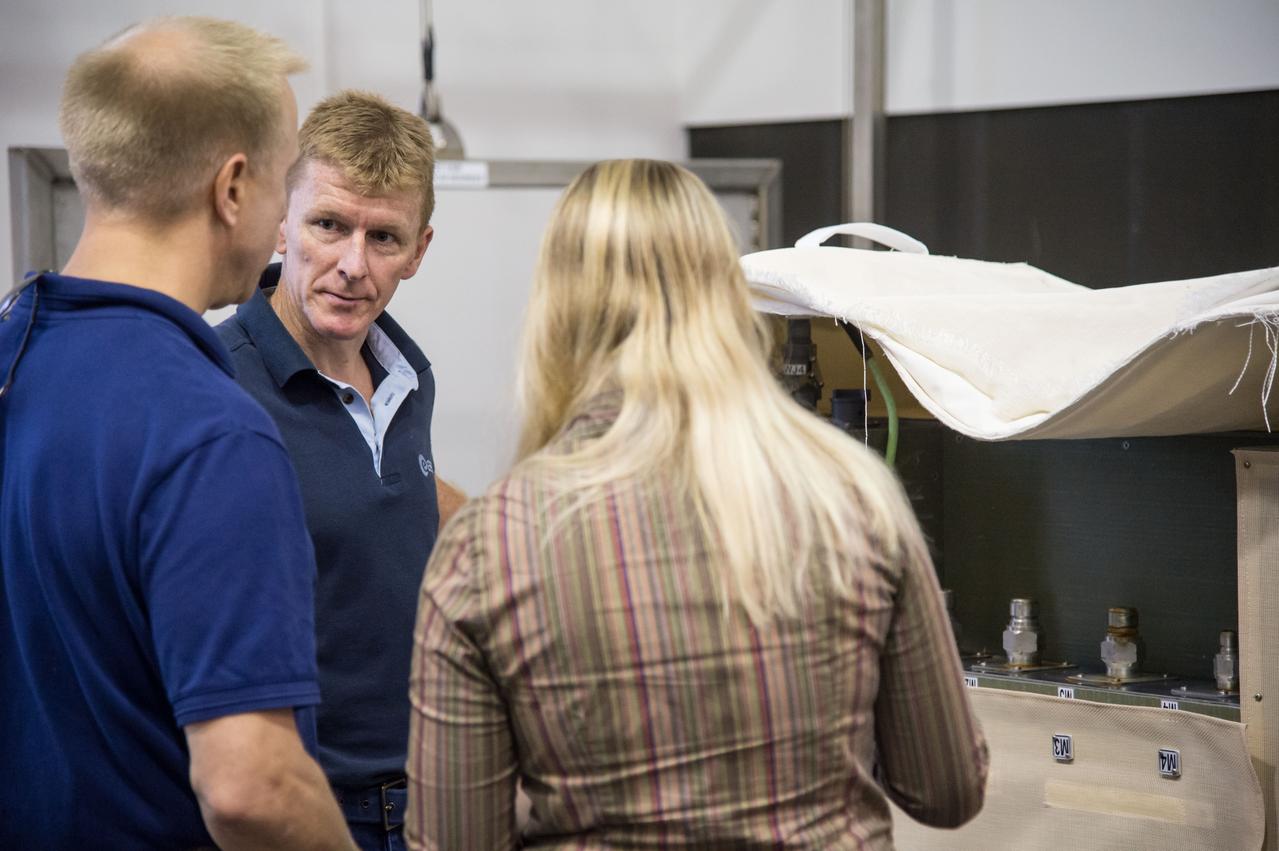 DATE: 9-3-14 LOCATION: NBL - MU-176 SUBJECT: ESA Astronaut Tim Peaks and US Astronaut Tim Kopra during ISS EVA MAINT 3 1G training with instructor Sandy Moore. PHOTOGRAPHER: Lauren Harnett