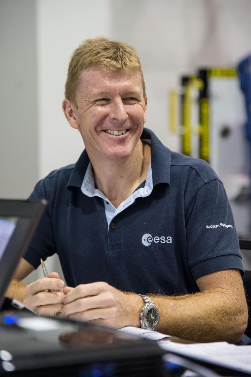 DATE: 9-3-14 LOCATION: NBL - MU-176 SUBJECT: ESA Astronaut Tim Peaks and US Astronaut Tim Kopra during ISS EVA MAINT 3 1G training with instructor Sandy Moore. PHOTOGRAPHER: Lauren Harnett