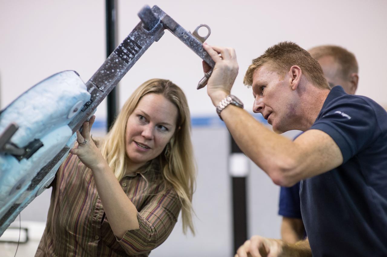 DATE: 9-3-14 LOCATION: NBL - MU-176 SUBJECT: ESA Astronaut Tim Peaks and US Astronaut Tim Kopra during ISS EVA MAINT 3 1G training with instructor Sandy Moore.  PHOTOGRAPHER: Lauren Harnett