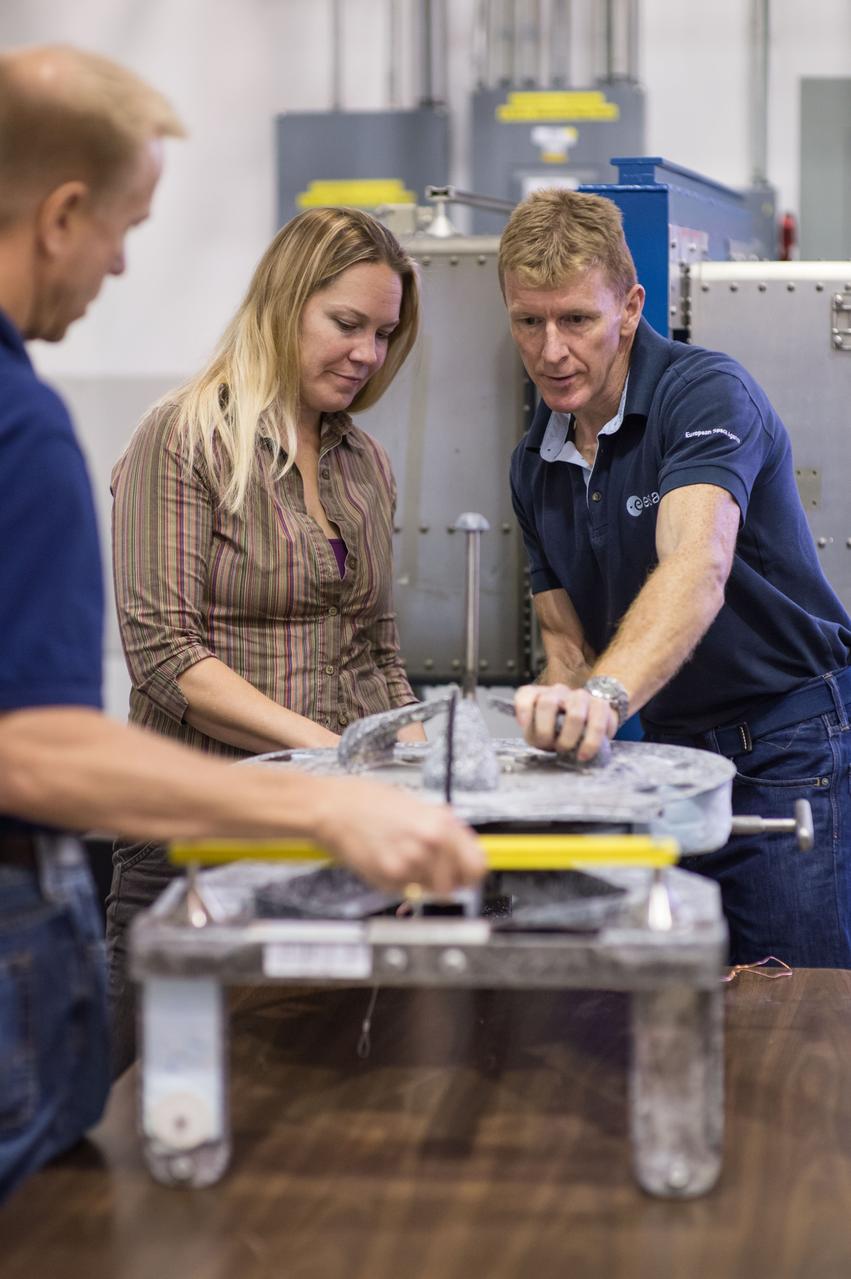 DATE: 9-3-14 LOCATION: NBL - MU-176 SUBJECT: ESA Astronaut Tim Peaks and US Astronaut Tim Kopra during ISS EVA MAINT 3 1G training with instructor Sandy Moore.  PHOTOGRAPHER: Lauren Harnett