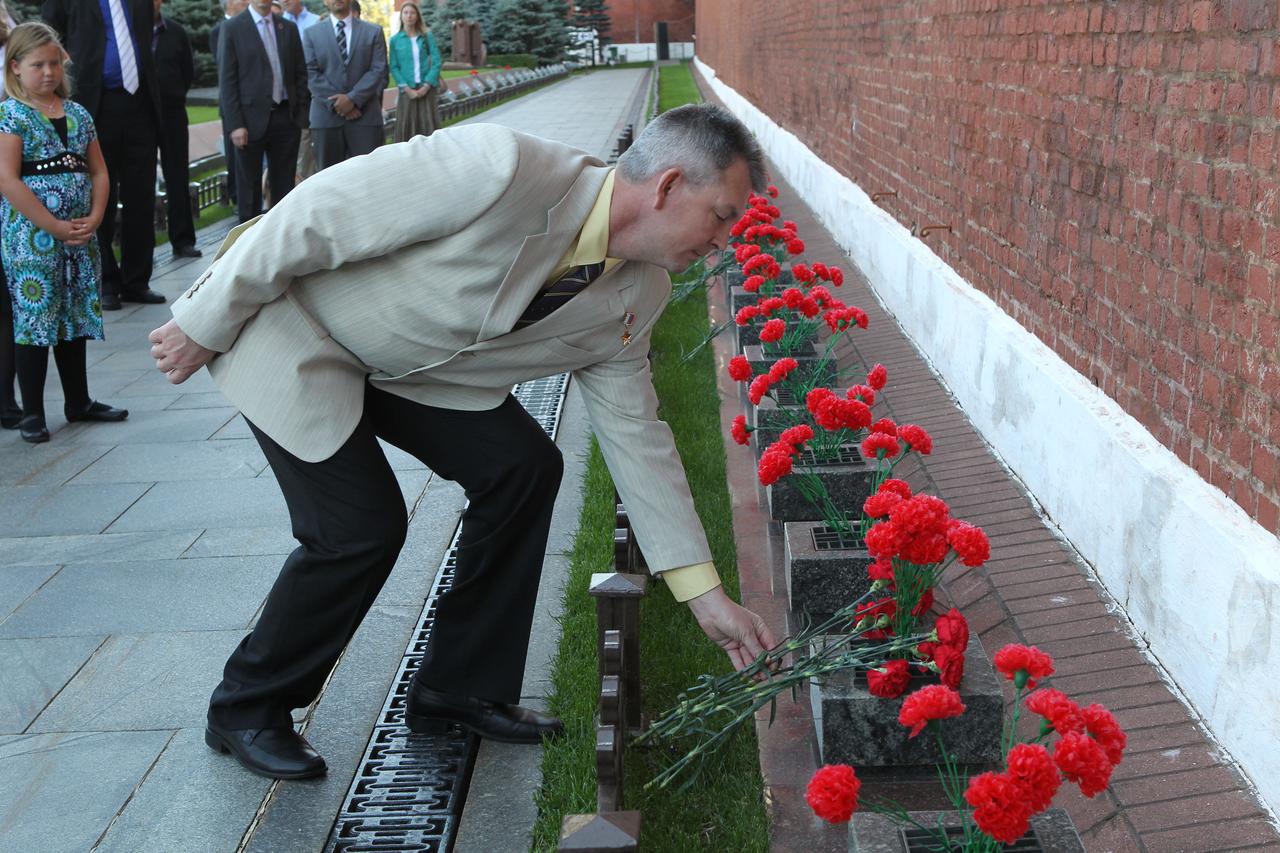 2596:  At the Kremlin Wall in Moscow’s Red Square, Expedition 41/42 Soyuz Commander Alexander Samokutyaev of the Russian Federal Space Agency (Roscosmos) lays flowers where Russian space icons are interred in a traditional ceremony Sept. 5. Samokutyaev, Flight Engineer Barry Wilmore of NASA and Elena Serova of Roscosmos will launch from the Baikonur Cosmodrome in Kazakhstan on Sept. 26, Kazakh time, in their Soyuz TMA-14M spacecraft for a 5 ½ month mission on the International Space Station. Serova will become the fourth Russian woman to fly in space and the first Russian woman to conduct a long duration mission on the station.   NASA/Stephanie Stoll 
