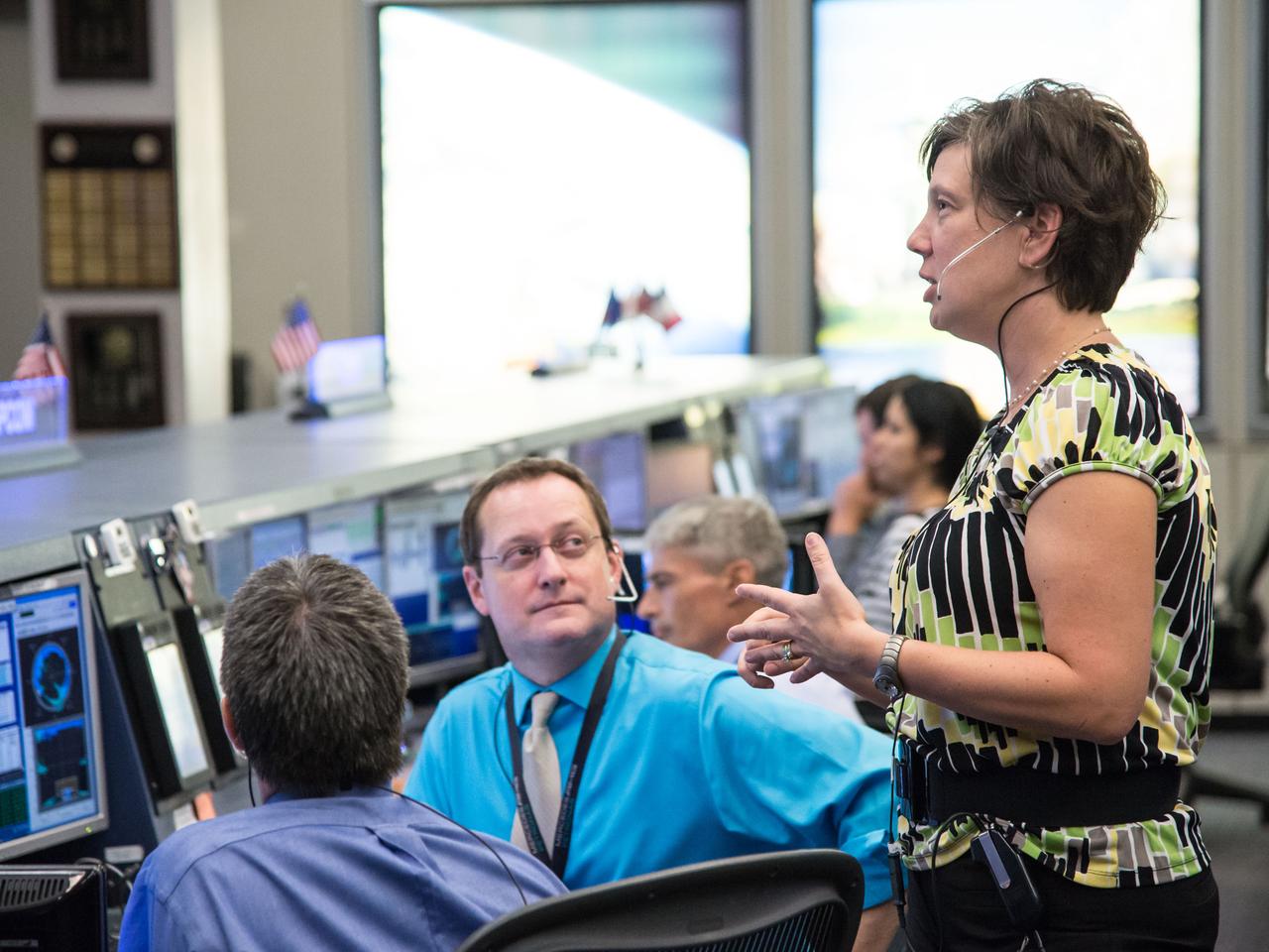 Date: 09-10-14 Location: Bldg 30, FCR-1 Subject: Expedition 40 flight controllers and Flight Director on console during undocking of Soyuz 38 from the ISS. Photographer: James Blair