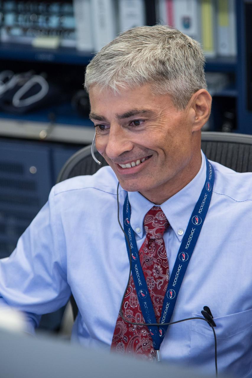 Date: 09-10-14 Location: Bldg 30, FCR-1 Subject: Expedition 40 flight controllers and Flight Director on console during undocking of Soyuz 38 from the ISS. Photographer: James Blair