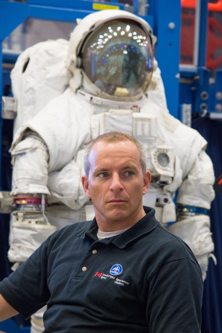 Date: 09-23-14 Location: Bldg 9NW, ISS Airlock Subject: Expedition 48 crew member (Soyuz 46) Jeff Williams during ISS EVA P/P 1 (PRESS w/cooling) training with CSA astronaut Saint Jacques and Expedition 47 crew member Tim Peake in Space Vehicle Mockup Training Facilities (SVMTF) ISS Airlock mockup with instructor Megan Murphey. Photographer: James Blair