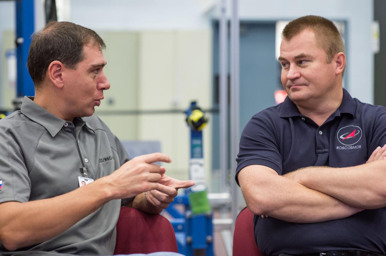 DATE: 9-22-14 LOCATION: Bldg 9NW - ISS Mockups. SUBJECT: Expedition 48 crew members (Soyuz 46) Aleksey Ovchinin, Oleg Skripochka and Jeff Williams during Emergency Scenarios Assigned 1 training in Space Vehicle Mockup Training Facilities (SVMTF) ISS mockups with instructor John Ray. PHOTOGRAPHER: Lauren Harnett