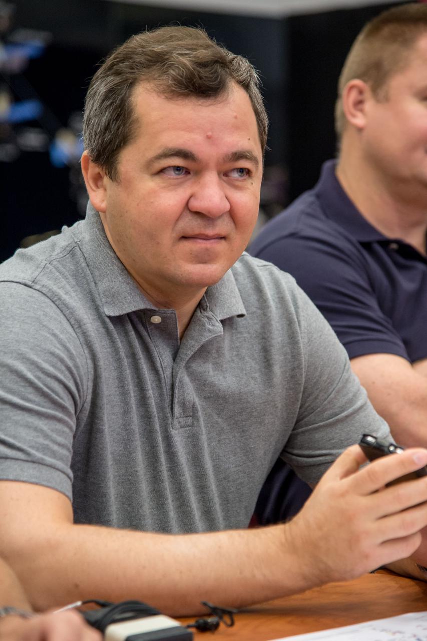 DATE: 9-22-14 LOCATION: Bldg 9NW - ISS Mockups.  SUBJECT: Expedition 48 crew members (Soyuz 46) Aleksey Ovchinin, Oleg Skripochka and Jeff Williams during Emergency Scenarios Assigned 1 training in Space Vehicle Mockup Training Facilities (SVMTF) ISS mockups with instructor John Ray. PHOTOGRAPHER: Lauren Harnett