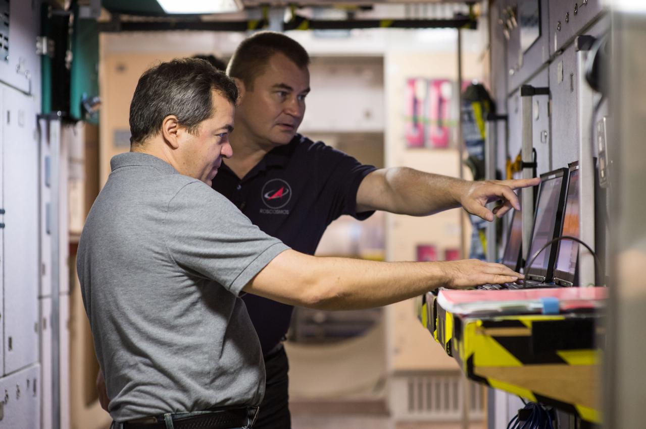 DATE: 9-22-14 LOCATION: Bldg 9NW - ISS Mockups. SUBJECT: Expedition 48 crew members (Soyuz 46) Aleksey Ovchinin, Oleg Skripochka and Jeff Williams during Emergency Scenarios Assigned 1 training in Space Vehicle Mockup Training Facilities (SVMTF) ISS mockups with instructor John Ray. PHOTOGRAPHER: Lauren Harnett