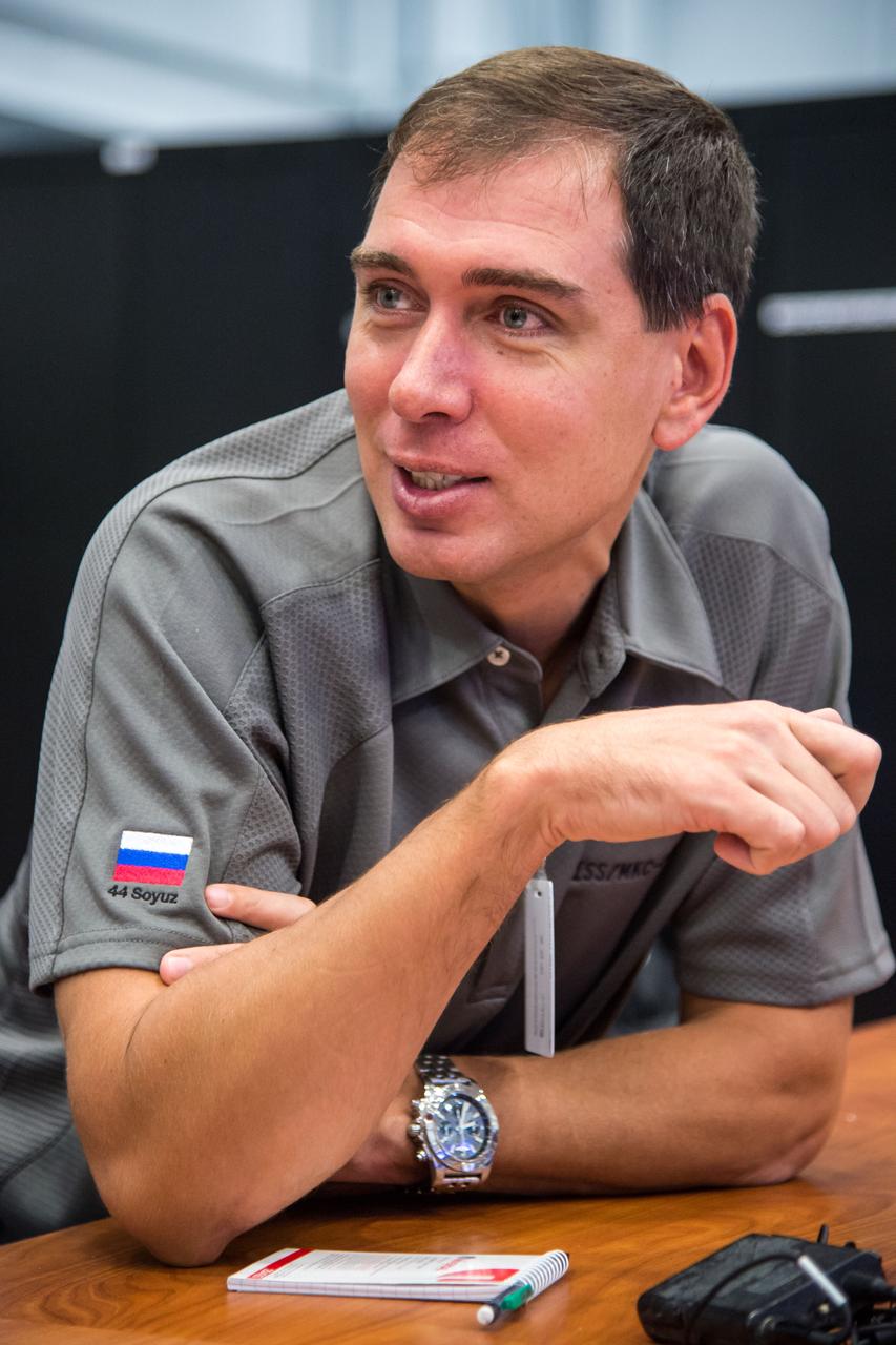 DATE: 9-22-14 LOCATION: Bldg 9NW - ISS Mockups. SUBJECT: Expedition 48 crew members (Soyuz 46) Aleksey Ovchinin, Oleg Skripochka and Jeff Williams during Emergency Scenarios Assigned 1 training in Space Vehicle Mockup Training Facilities (SVMTF) ISS mockups with instructor John Ray. PHOTOGRAPHER: Lauren Harnett