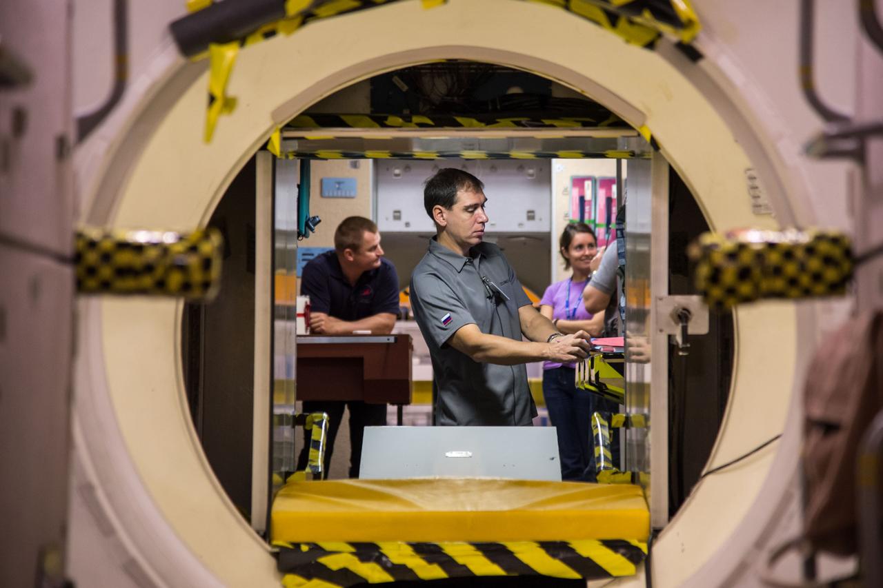 DATE: 9-22-14 LOCATION: Bldg 9NW - ISS Mockups.  SUBJECT: Expedition 48 crew members (Soyuz 46) Aleksey Ovchinin, Oleg Skripochka and Jeff Williams during Emergency Scenarios Assigned 1 training in Space Vehicle Mockup Training Facilities (SVMTF) ISS mockups with instructor John Ray. PHOTOGRAPHER: Lauren Harnett