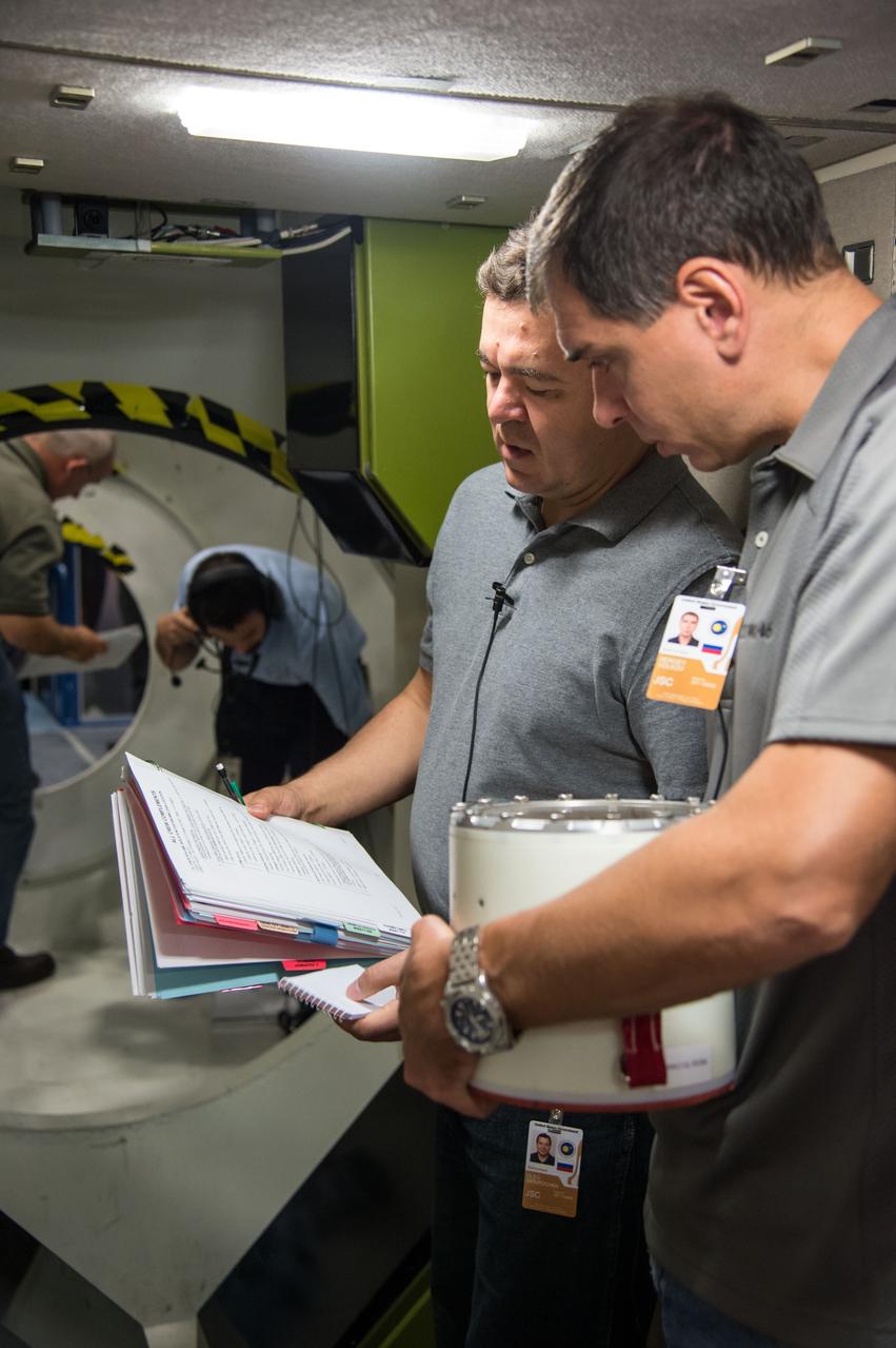 DATE: 9-22-14 LOCATION: Bldg 9NW - ISS Mockups. SUBJECT: Expedition 48 crew members (Soyuz 46) Aleksey Ovchinin, Oleg Skripochka and Jeff Williams during Emergency Scenarios Assigned 1 training in Space Vehicle Mockup Training Facilities (SVMTF) ISS mockups with instructor John Ray. PHOTOGRAPHER: Lauren Harnett