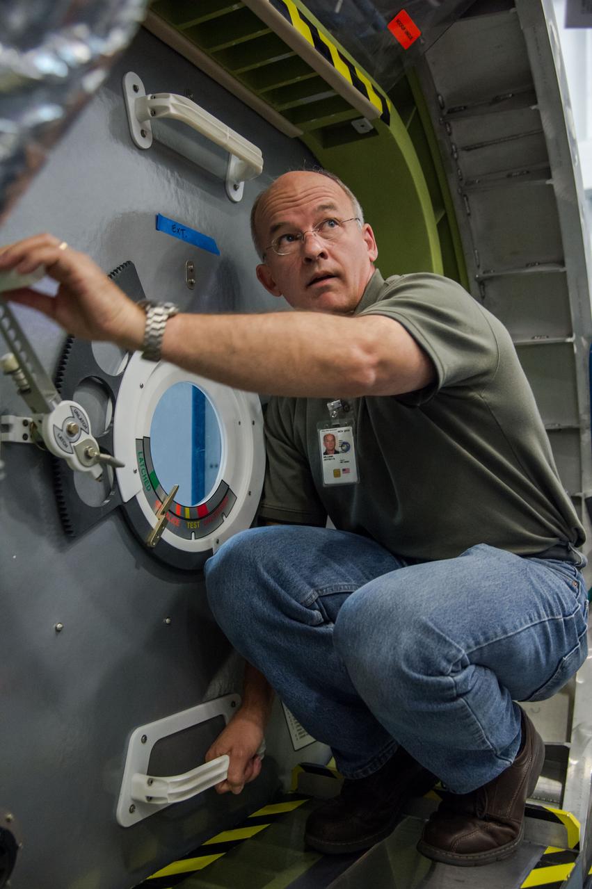 DATE: 9-22-14 LOCATION: Bldg 9NW - ISS Mockups. SUBJECT: Expedition 48 crew members (Soyuz 46) Aleksey Ovchinin, Oleg Skripochka and Jeff Williams during Emergency Scenarios Assigned 1 training in Space Vehicle Mockup Training Facilities (SVMTF) ISS mockups with instructor John Ray. PHOTOGRAPHER: Lauren Harnett