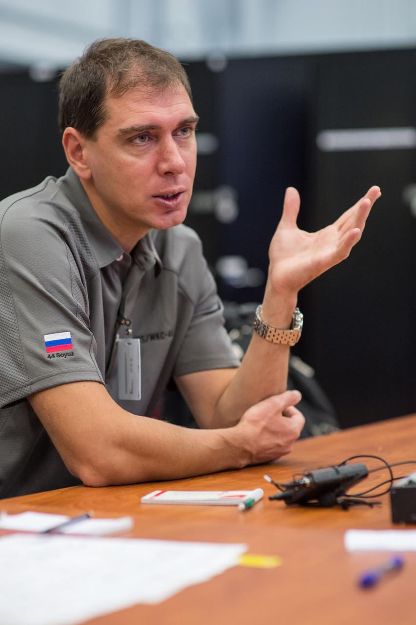 DATE: 9-22-14 LOCATION: Bldg 9NW - ISS Mockups. SUBJECT: Expedition 48 crew members (Soyuz 46) Aleksey Ovchinin, Oleg Skripochka and Jeff Williams during Emergency Scenarios Assigned 1 training in Space Vehicle Mockup Training Facilities (SVMTF) ISS mockups with instructor John Ray. PHOTOGRAPHER: Lauren Harnett