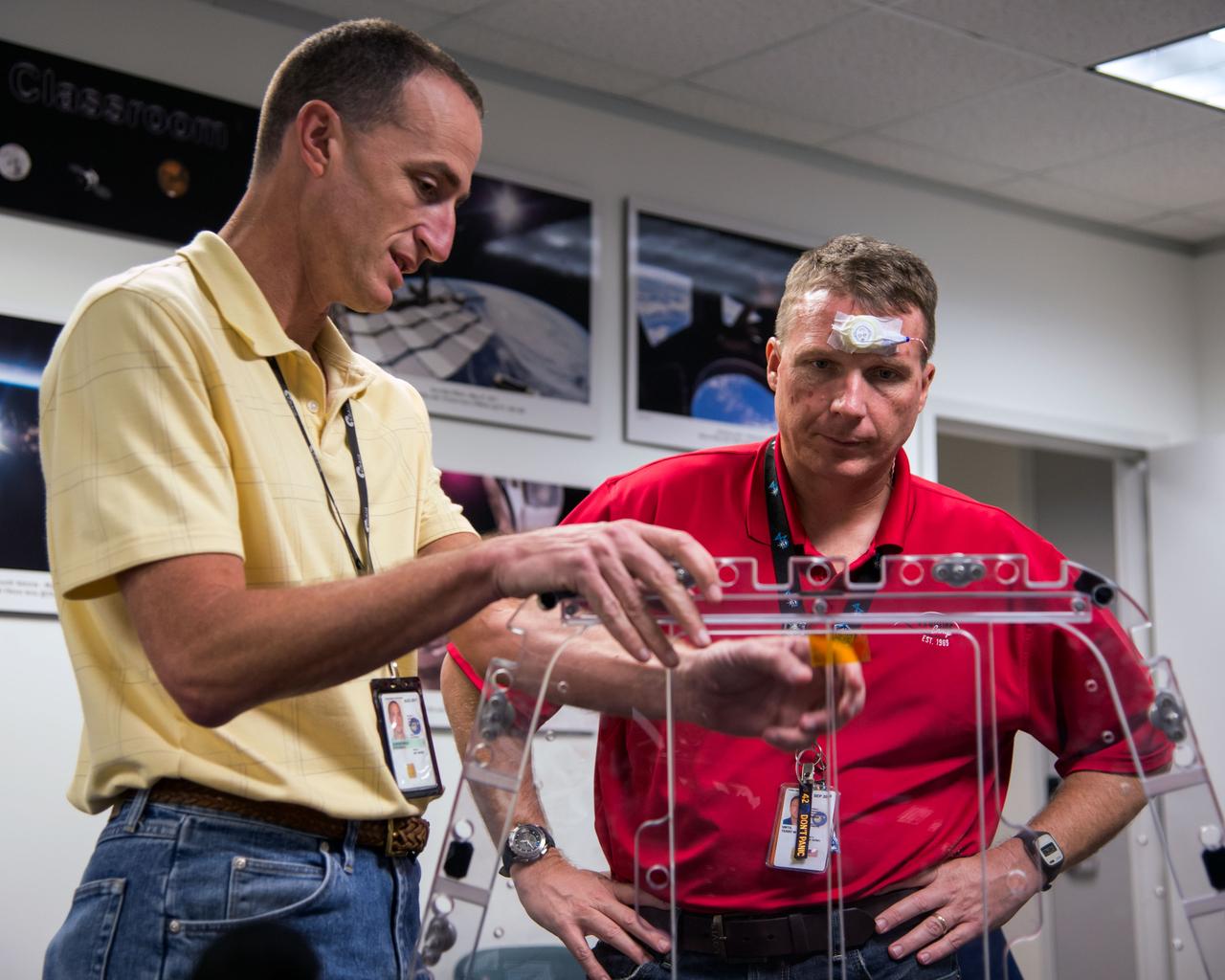 PHOTO DATE: 09-24-14 LOCATION: Bldg. 4south, Room 1303 SUBJECT: Expedition 43 crew members Terry Virts and Samantha Cristoforetti during camera review training with instructors Steve Berenzweig and Katrina Willougby. PHOTOGRAPHER: BILL STAFFORD