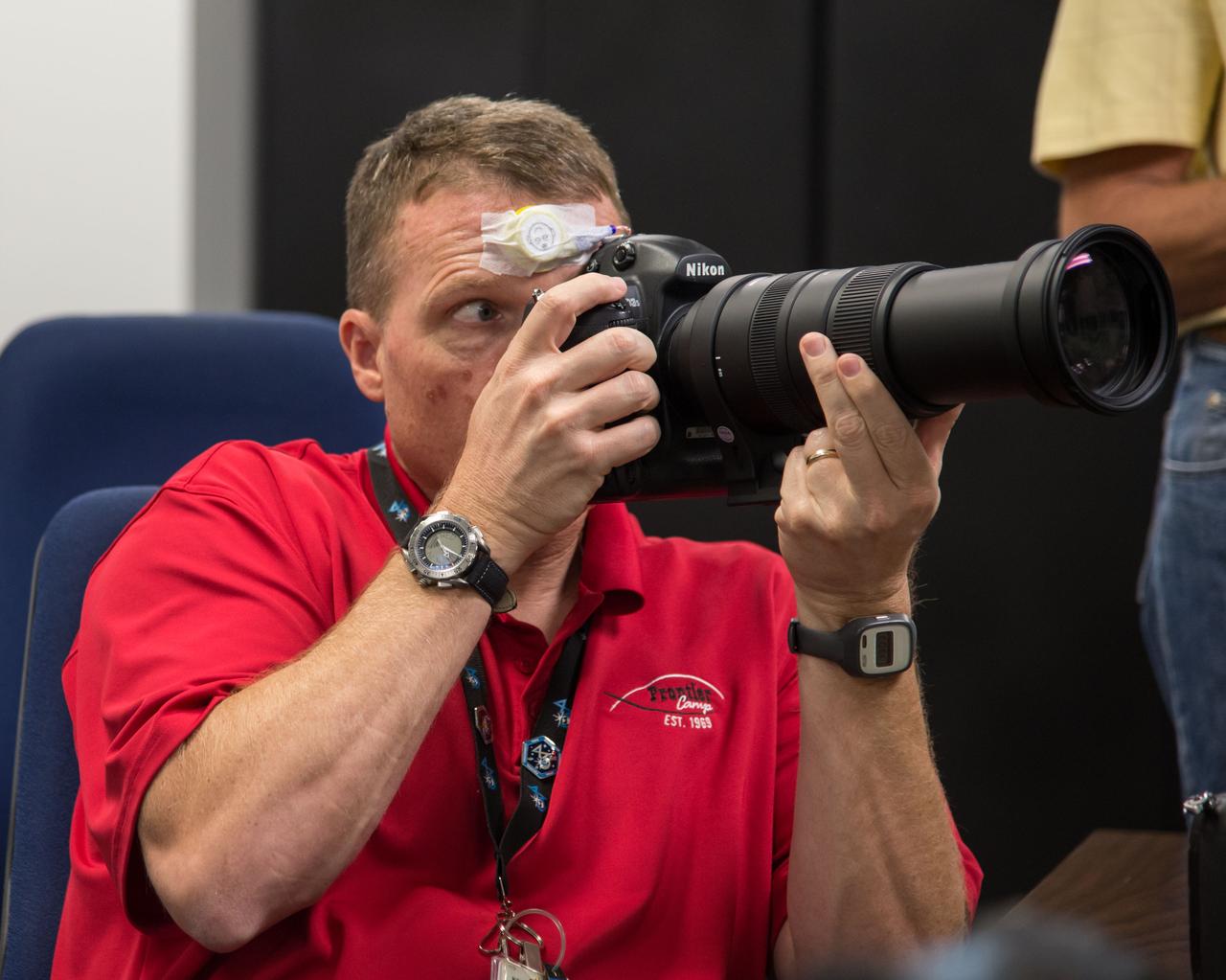 PHOTO DATE: 09-24-14 LOCATION: Bldg. 4south, Room 1303 SUBJECT: Expedition 43 crew members Terry Virts and Samantha Cristoforetti during camera review training with instructors Steve Berenzweig and Katrina Willougby. PHOTOGRAPHER: BILL STAFFORD