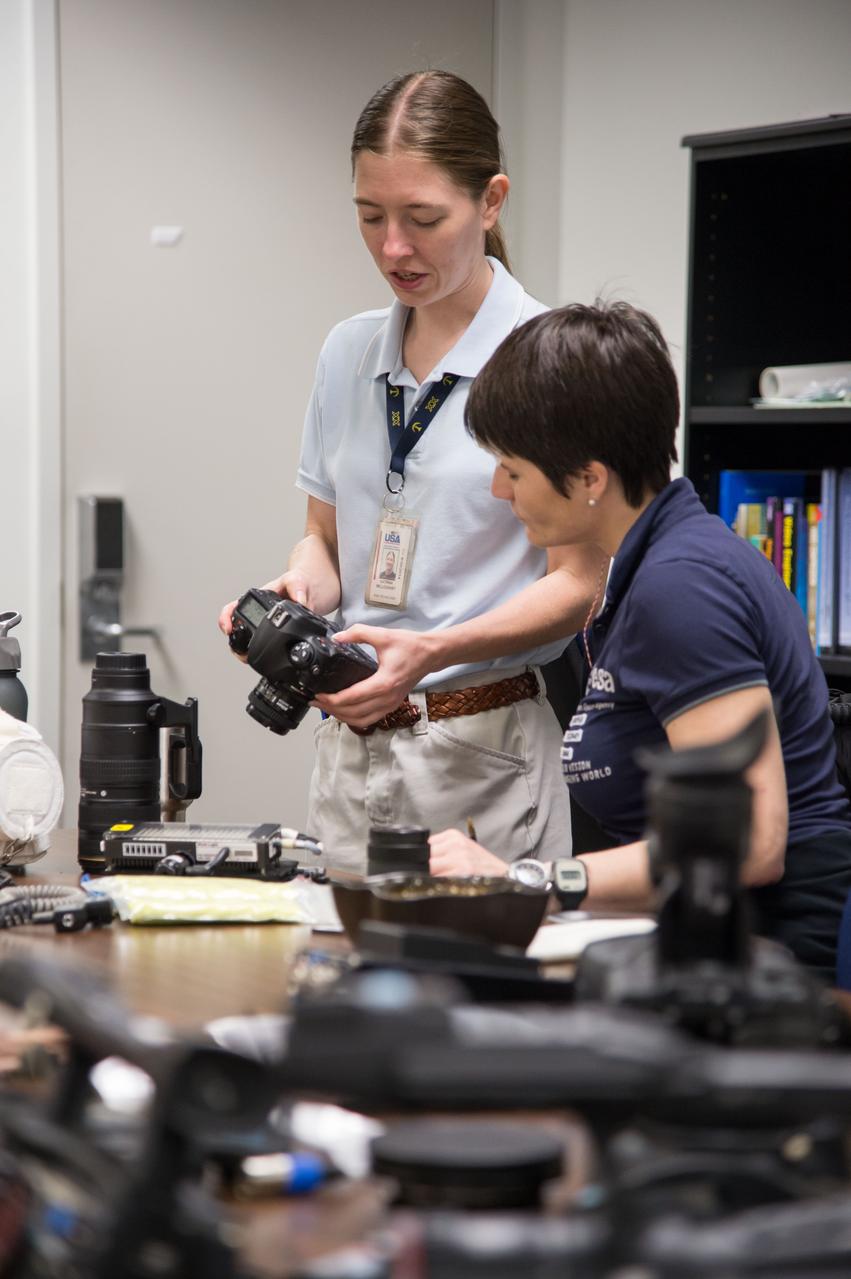 PHOTO DATE: 09-24-14 LOCATION: Bldg. 4south, Room 1303 SUBJECT: Expedition 43 crew members Terry Virts and Samantha Cristoforetti during camera review training with instructors Steve Berenzweig and Katrina Willougby. PHOTOGRAPHER: BILL STAFFORD