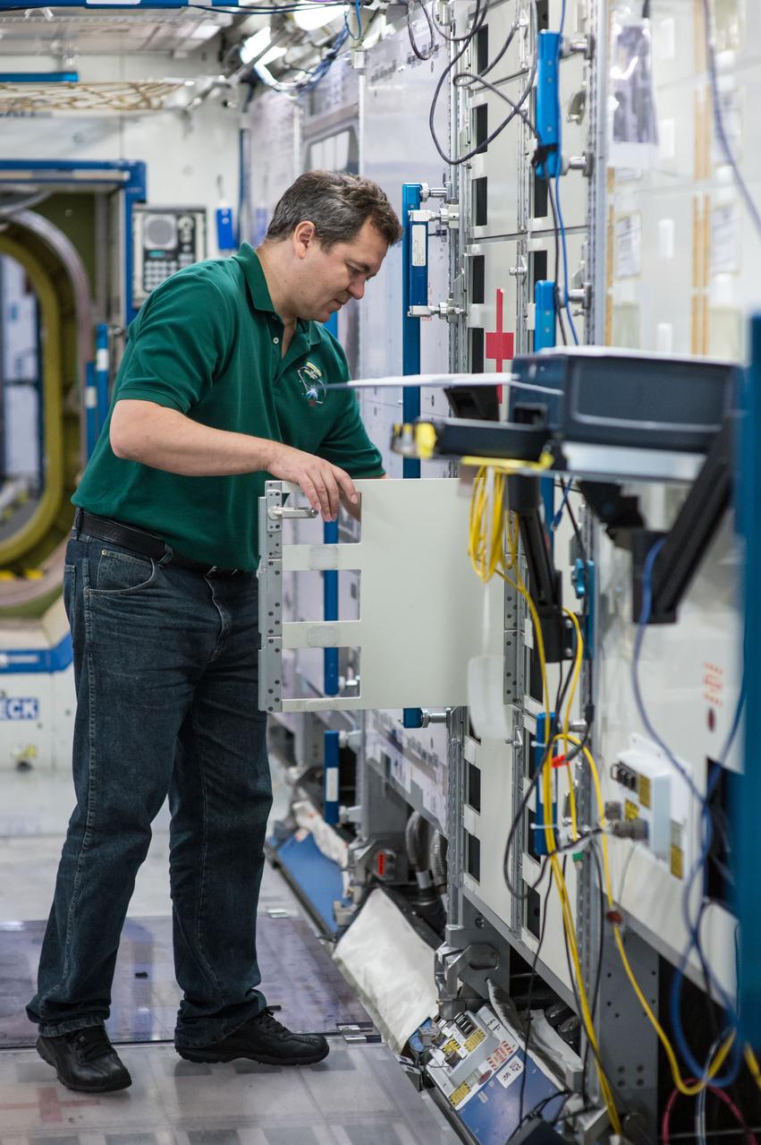 DATE: 9-24-14 LOCATION: Bldg. 9NW - ISS Mockups. SUBJECT: Expedition 48 crew members (Soyuz 46) Aleksey Ovchinin, Oleg Skripochka and Jeff Williams during Routine Ops training in Space Vehicle Mockup Training Facilities (SVMTF) ISS mockups with instructor John Ray. PHOTOGRAPHER: Lauren Harnett