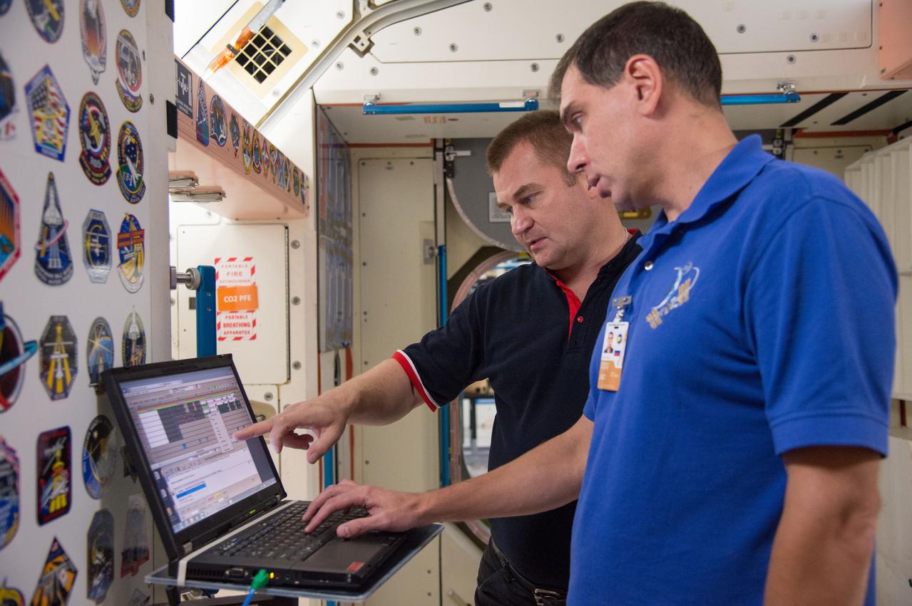 DATE: 9-24-14 LOCATION: Bldg. 9NW - ISS Mockups. SUBJECT: Expedition 48 crew members (Soyuz 46) Aleksey Ovchinin, Oleg Skripochka and Jeff Williams during Routine Ops training in Space Vehicle Mockup Training Facilities (SVMTF) ISS mockups with instructor John Ray. PHOTOGRAPHER: Lauren Harnett