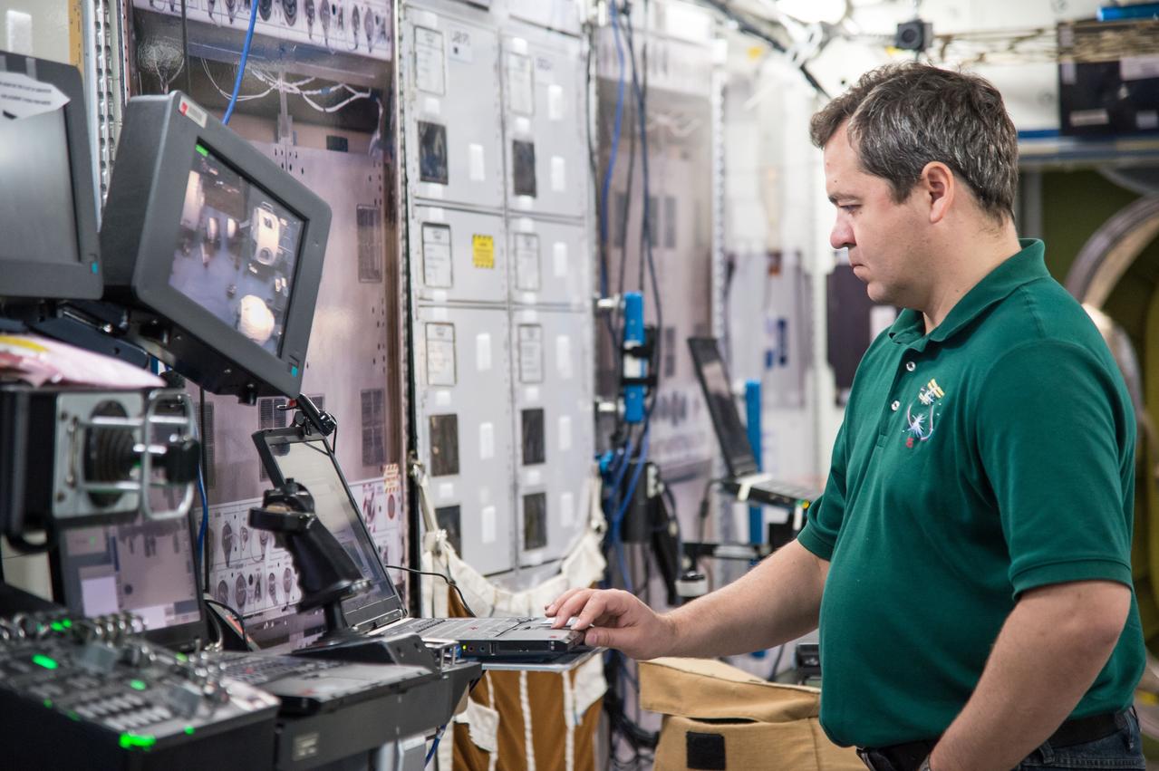 DATE: 9-24-14 LOCATION: Bldg. 9NW - ISS Mockups. SUBJECT: Expedition 48 crew members (Soyuz 46) Aleksey Ovchinin, Oleg Skripochka and Jeff Williams during Routine Ops training in Space Vehicle Mockup Training Facilities (SVMTF) ISS mockups with instructor John Ray. PHOTOGRAPHER: Lauren Harnett