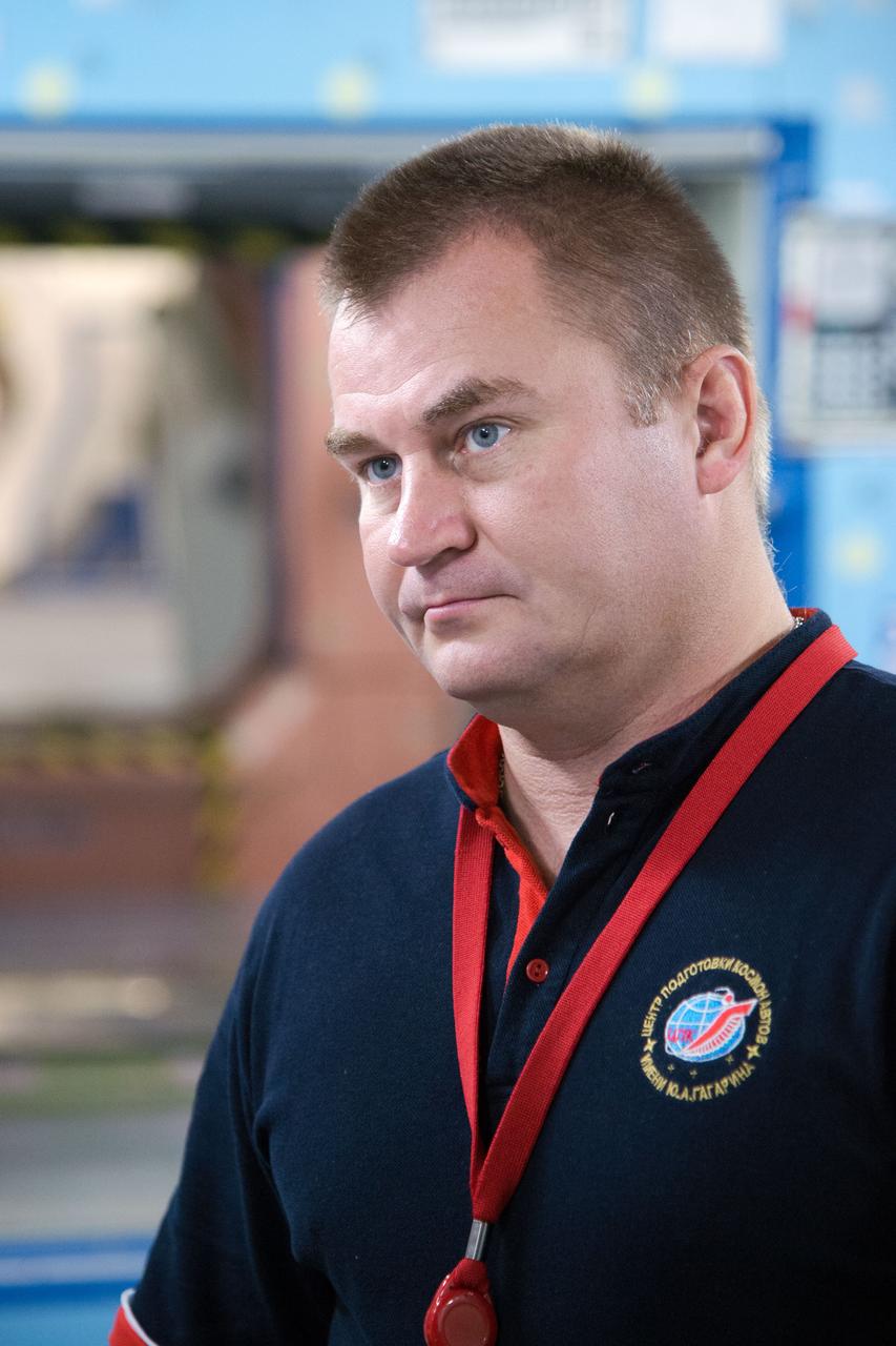 Date: 09-25-14 Location: Bldg 4NW, ISS Mockup Subject: Expedition 48 crew member and cosmonaut (Soyuz 46) Aleksey Ovchinin during ISS Habitat Equalization & Process 22105 training with instructor Scott Weinstein Photographer: James Blair