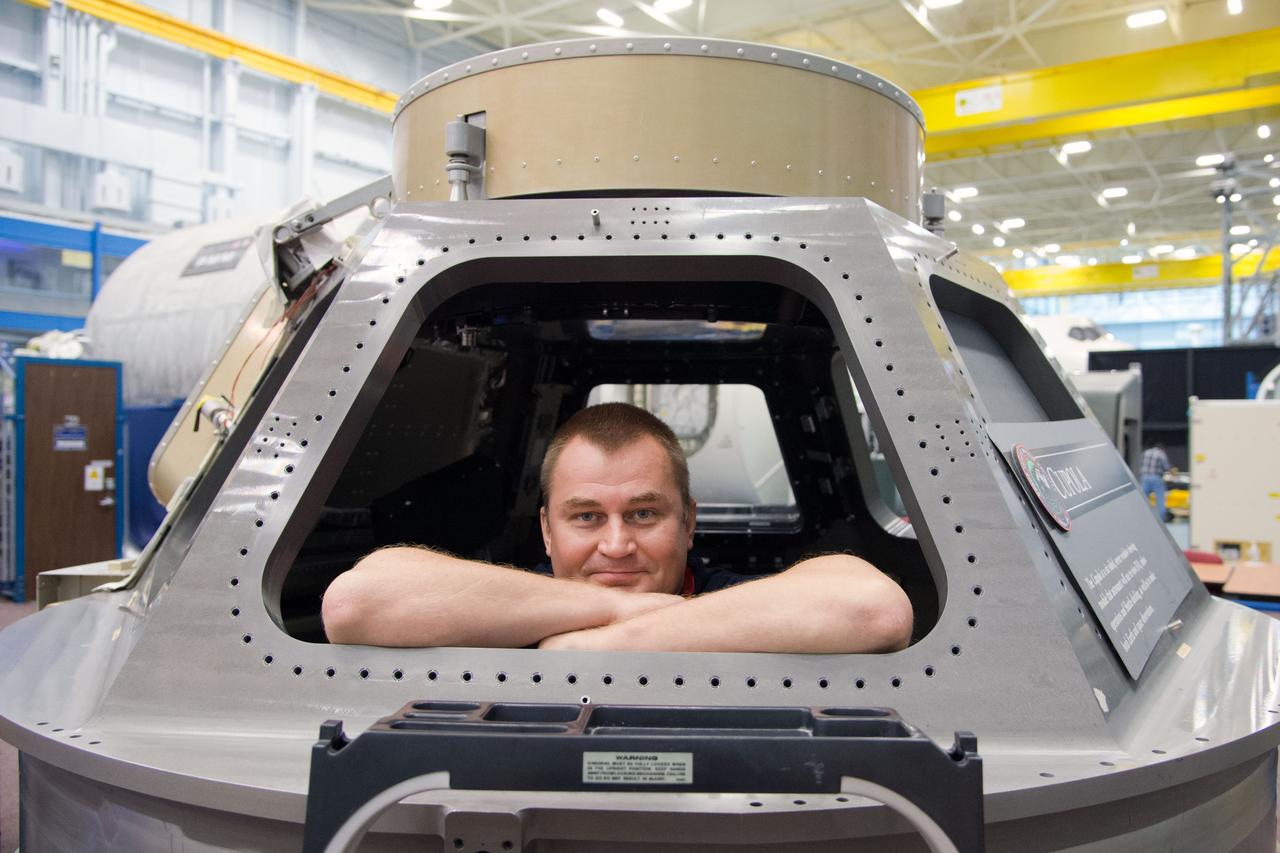 Date: 09-25-14 Location: Bldg 4NW, ISS Mockup Subject: Expedition 48 crew member and cosmonaut (Soyuz 46) Aleksey Ovchinin during ISS Habitat Equalization & Process 22105 training with instructor Scott Weinstein Photographer: James Blair