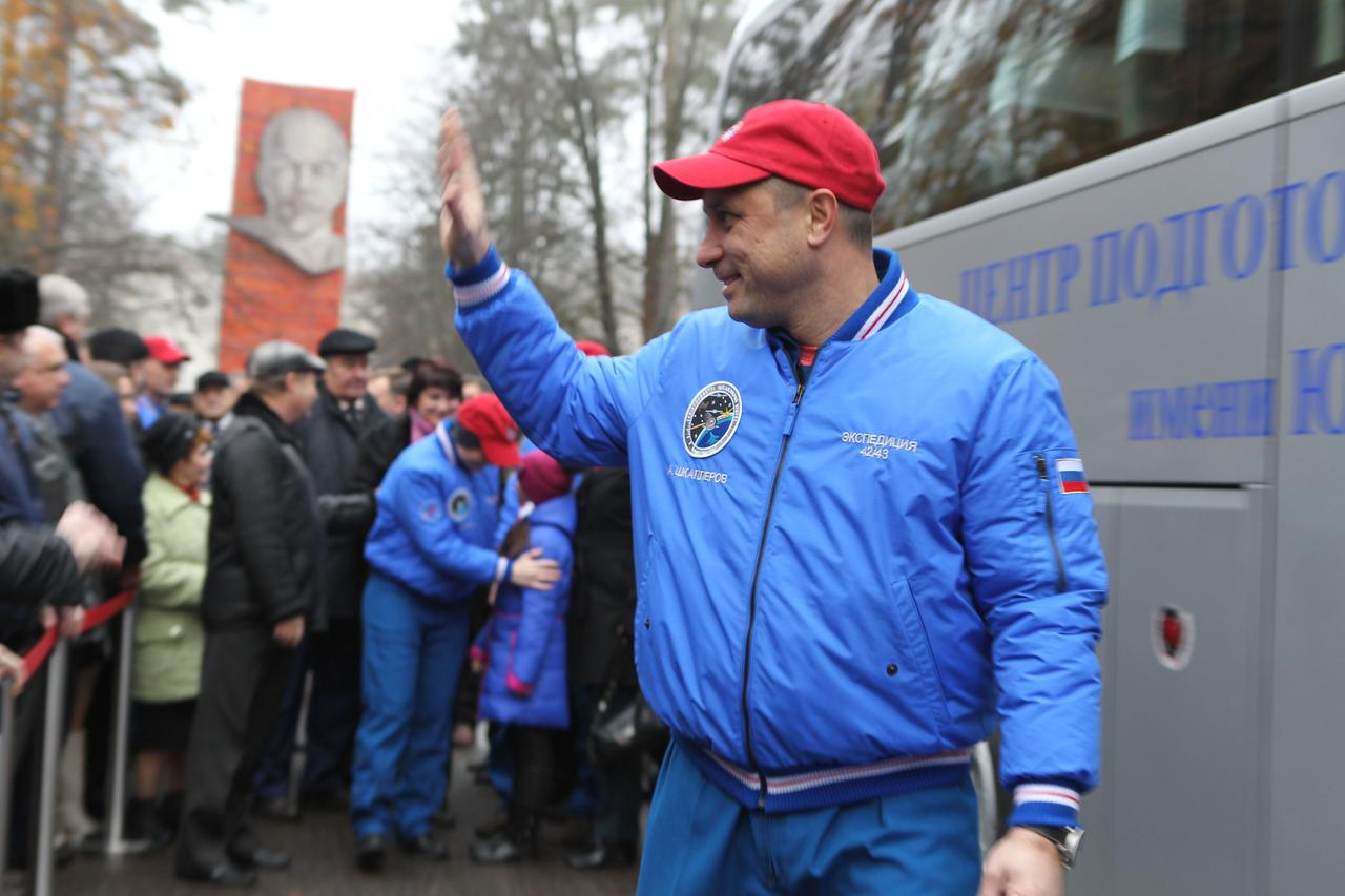 4537:  At the Gagarin Cosmonaut Cosmonaut Training Center in Star City, Russia, Expedition 42/43 Soyuz Commander Anton Shkaplerov of the Russian Federal Space Agency (Roscosmos) waves to well-wishers Nov. 11 before boarding a bus that took him, Terry Virts of NASA and Samantha Cristoforetti of the European Space Agency to a waiting plane for a flight to their launch site at the Baikonur Cosmodrome in Kazakhstan. The trio will launch Nov. 24, Kazakh time from Baikonur in their Soyuz TMA-15M spacecraft for a five and a half month mission on the International Space Station.  NASA/Stephanie Stoll 