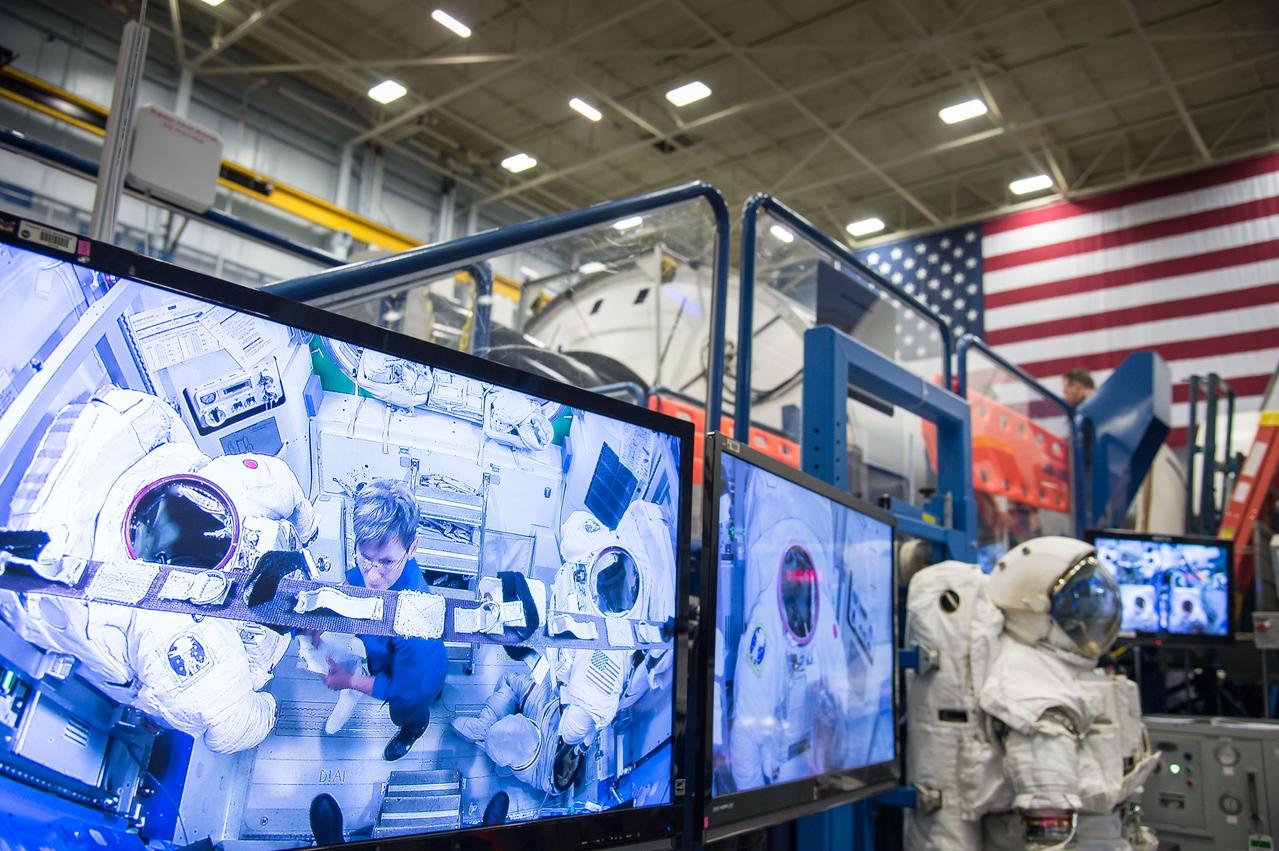 PHOTO DATE:  04-23-15 LOCATION:   Bldg. 9NW - ISS Airlock Mockup  SUBJECT: Expedition 48/49 (Soyuz 47) crew members Kate Rubins and Takuya Onishi with Soyuz 49 crew member Peggy Whitson during ISS EVA P/P 1 training with instructor Grant Slusser PHOTOGRAPHER:  BILL STAFFORD