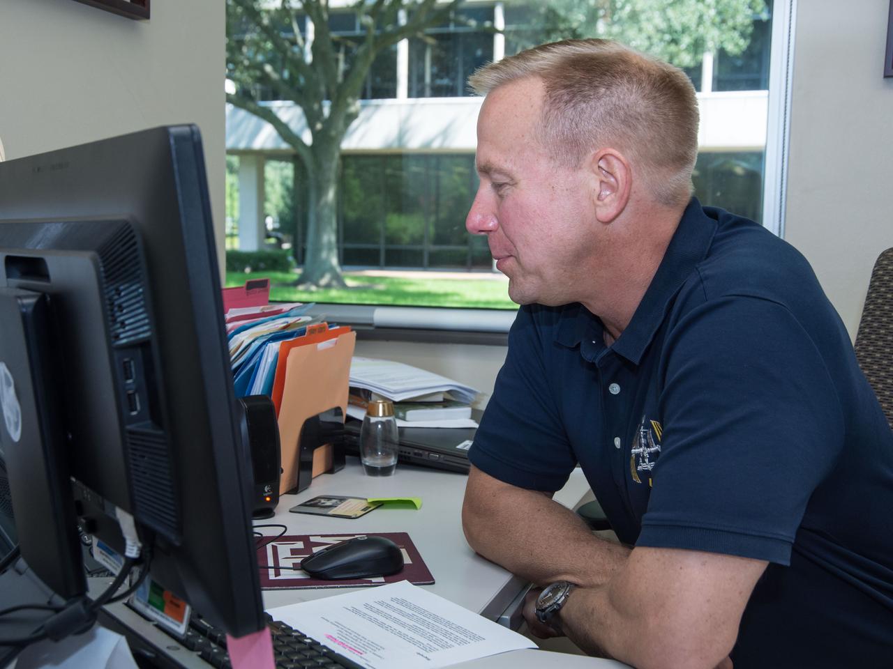 Date: 09-24-15.Location: Bldg 2, 102.Subject: VIP Calls with Tim Kopra.Photographer: James Blair