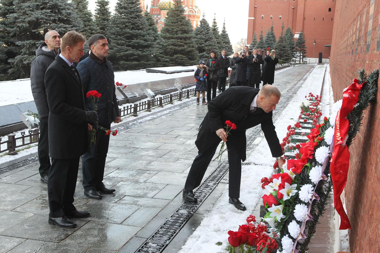 At the Kremlin Wall in Red Square in Moscow, Expedition 46-47 crewmember Tim Kopra of NASA lays flowers at the site where Russian space icons are interred in a ceremony Nov. 23. Looking on from left to right are backup crewmember Anatoly Ivanishin of the Russian Federal Space Agency (Roscosmos) and prime crewmembers Tim Peake of the European Space Agency and Yuri Malenchenko of Roscosmos. Peake, Malenchenko and Kopra will launch on Dec. 15 on the Soyuz TMA-19M spacecraft from the Baikonur Cosmodrome in Kazakhstan for a six-month mission on the International Space Station. NASA/Seth Marcantel