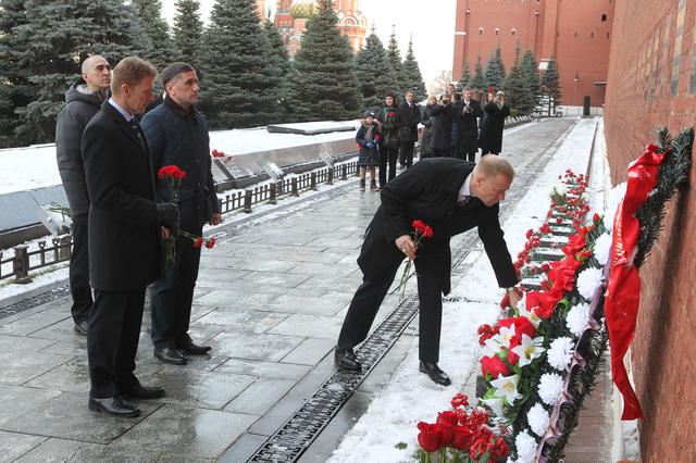 NASA image: At the Kremlin Wall in Red Square in Moscow, Expedition 46-47 crewmember Tim Kopra of NASA lays flowers at the site where Russian space icons are interred in a ceremony Nov. 23. Looking on from left to right are backup crewmember Anatoly Ivanishin of the Russian Federal Space Agency (Roscosmos) and prime crewmembers Tim Peake of the European Space Agency and Yuri Malenchenko of Roscosmos. Peake, Malenchenko and Kopra will launch on Dec. 15 on the Soyuz TMA-19M spacecraft from the Baikonur Cosmodrome in Kazakhstan for a six-month mission on the International Space Station..NASA/Seth Marcantel