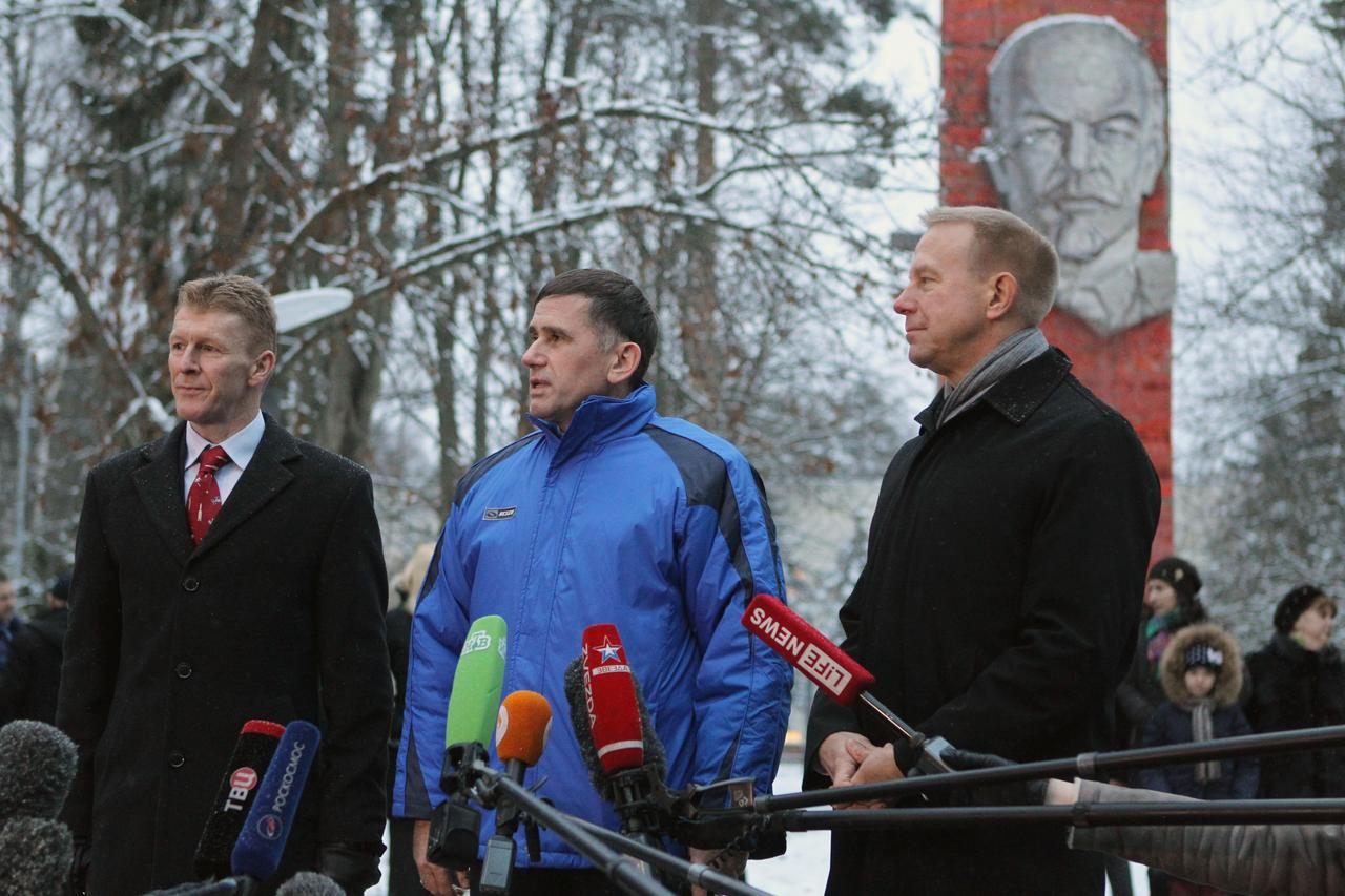 At the Gagarin Cosmonaut Training Center in Star City, Russia, Expedition 46-47 crewmembers Tim Peake of the European Space Agency (left), Yuri Malenchenko of the Russian Federal Space Agency (Roscosmos, center) and Tim Kopra of NASA (right) answer reporters’ questions Nov. 30 in front of the statue of Vladimir Lenin before departing for their launch site at the Baikonur Cosmodrome in Kazakhstan. Malenchenko, Kopra and Tim Peake of the European Space Agency will launch Dec. 15 in their Soyuz TMA-19M spacecraft for a six-month mission on the International Space Station. NASA / Seth Marcantel