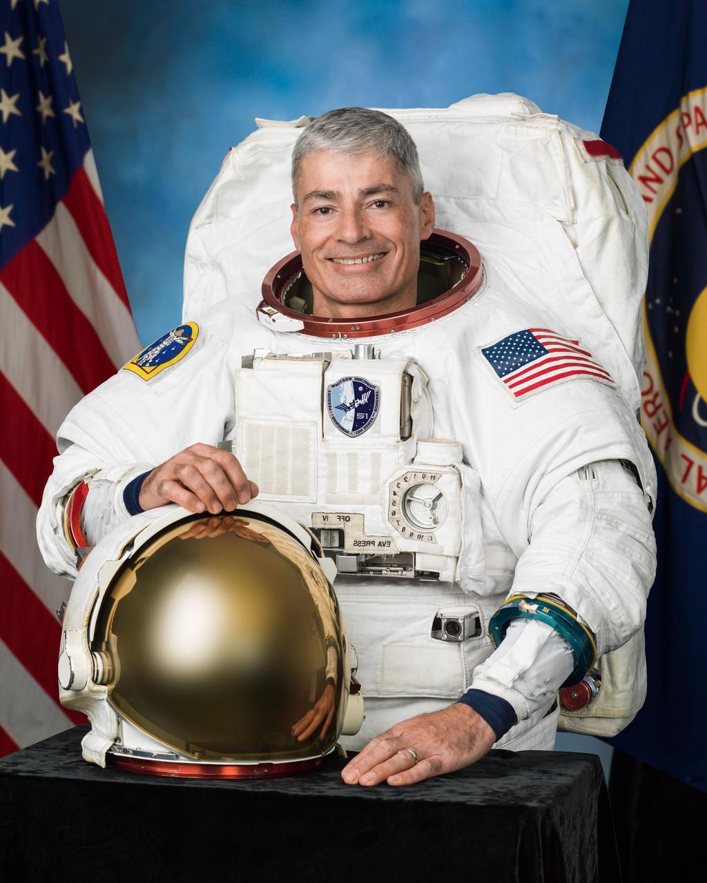 JSC2016e000683 (01/06/2016) --- Official astronaut portrait of Expedition 51 crew member Mark Vande Hei in a spacesuit (EMU).PHOTOGRAPHER: BILL STAFFORD AND ROBERT MARKOWITZ