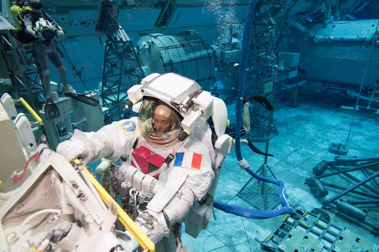 PHOTO DATE: 12 January 2016 LOCATION: Sonny Carter Training Facility - Neutral Buoyancy Lab SUBJECT: Expedition 50/51 crew members Peggy Whitson and Thomas Pesquet of ESA underwater during a suited run for ISS EVA Maintenance 7 (Battery) training. PHOTOGRAPHER: Bill Brassard (NBL)