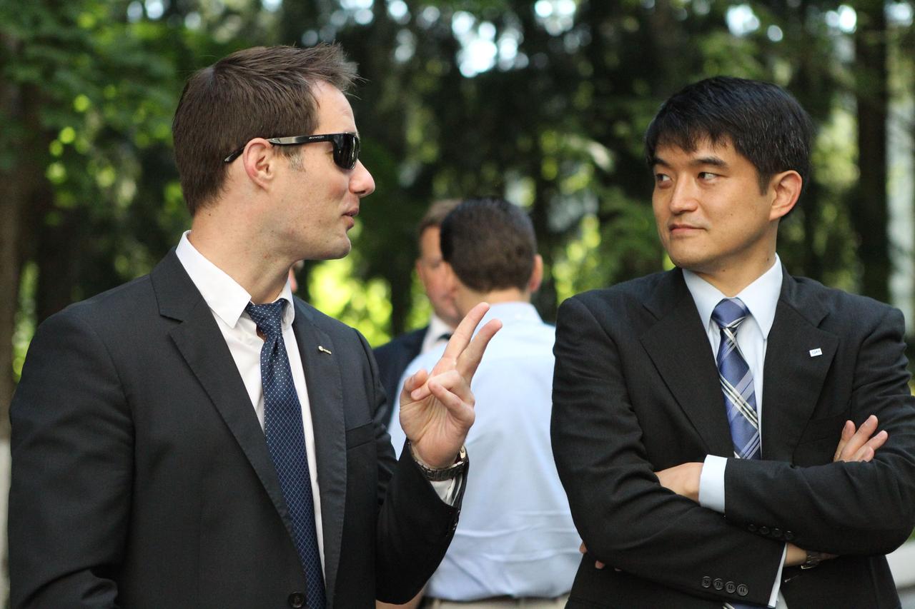 At the Gagarin Cosmonaut Training Center in Star City, Russia, ISS Expedition 48-49 backup crewmember Thomas Pesquet of the European Space Agency (left) shares a moment with prime crewmember Takuya Onishi of the Japan Aerospace Exploration Agency June 24 before heading to their launch site at the Baikonur Cosmodrome in Kazakhstan. Prime crewmembers Kate Rubins of NASA, Anatoly Ivanishin of Roscosmos and Onishi will launch July 7 from the Baikonur Cosmodrome in Kazakhstan on the Soyuz MS-01 spacecraft for a planned four-month mission on the International Space Station.  NASA/Stephanie Stoll 