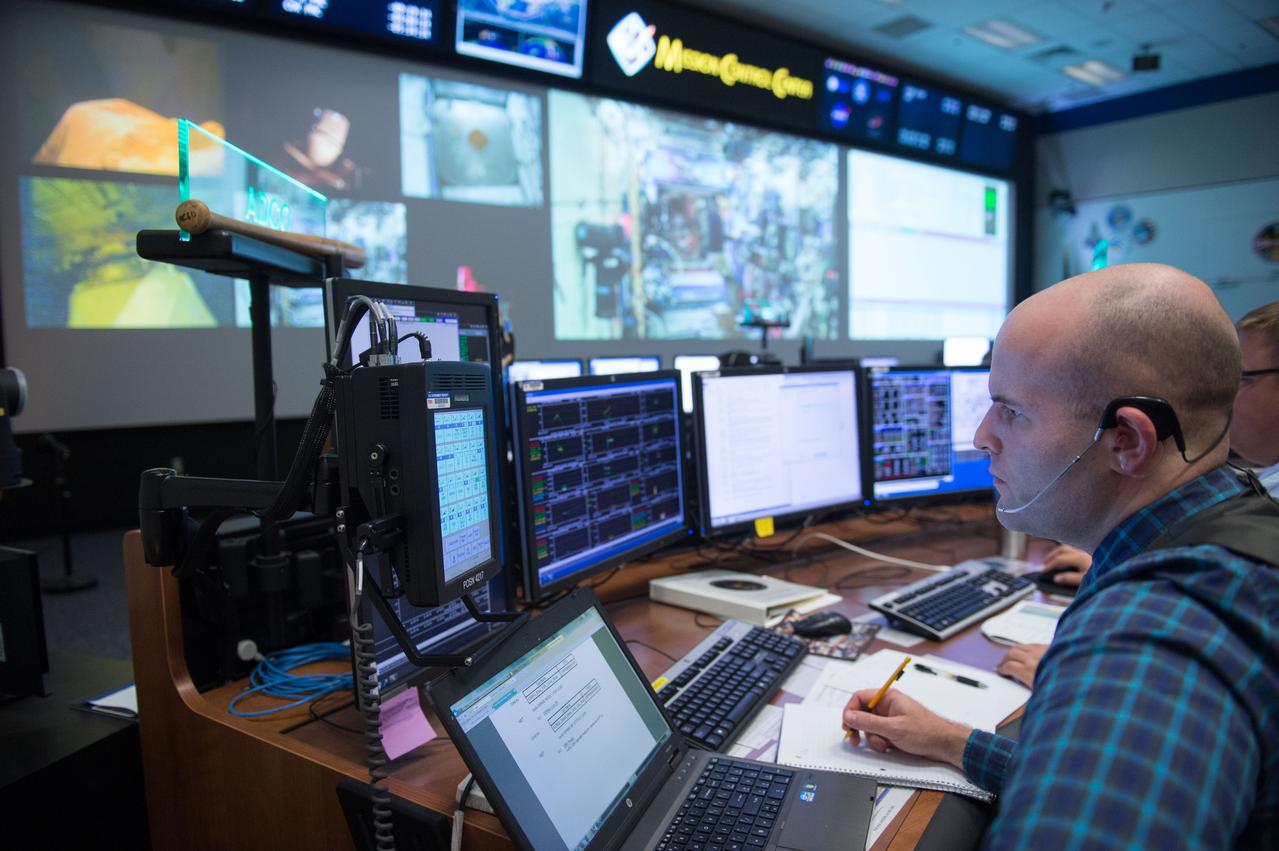 DATE: 7-20-16 LOCATION: Bldg 30 - WFCR SUBJECT: Expedition 48 flight controllers with Flight Director Scott Stover during SpaceX/Dragon CRS-9 Cargo Craft Rendezvous, Grappling and Berthing. PHOTOGRAPHER: Lauren Harnett  