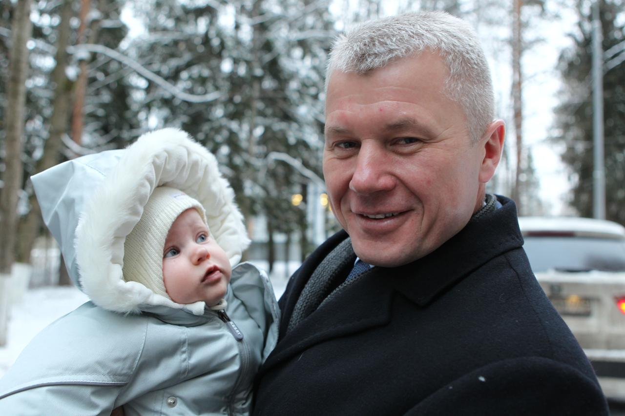 Expedition 50-51 crewmember Oleg Novitskiy of the Russian Federal Space Agency (Roscosmos) poses for a picture Nov. 1 with his daughter at the Gagarin Cosmonaut Training Center in Star City, Russia before departing for his launch site in Baikonur, Kazakhstan. Novitskiy, Peggy Whitson of NASA and Thomas Pesquet of the European Space Agency will launch Nov. 18, Baikonur time, on the Soyuz MS-03 spacecraft for a six-month mission on the International Space Station. NASA/Stephanie Stoll