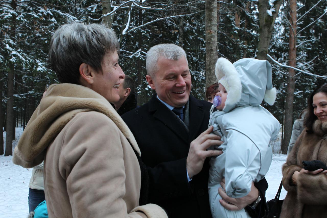 Expedition 50-51 crewmember Oleg Novitskiy of the Russian Federal Space Agency (Roscosmos) poses for a picture Nov. 1 with his daughter at the Gagarin Cosmonaut Training Center in Star City, Russia before departing for his launch site in Baikonur, Kazakhstan. Looking on is crewmember Peggy Whitson of NASA. Novitskiy, Whitson and Thomas Pesquet of the European Space Agency will launch Nov. 18, Baikonur time, on the Soyuz MS-03 spacecraft for a six-month mission on the International Space Station. NASA/Stephanie Stoll