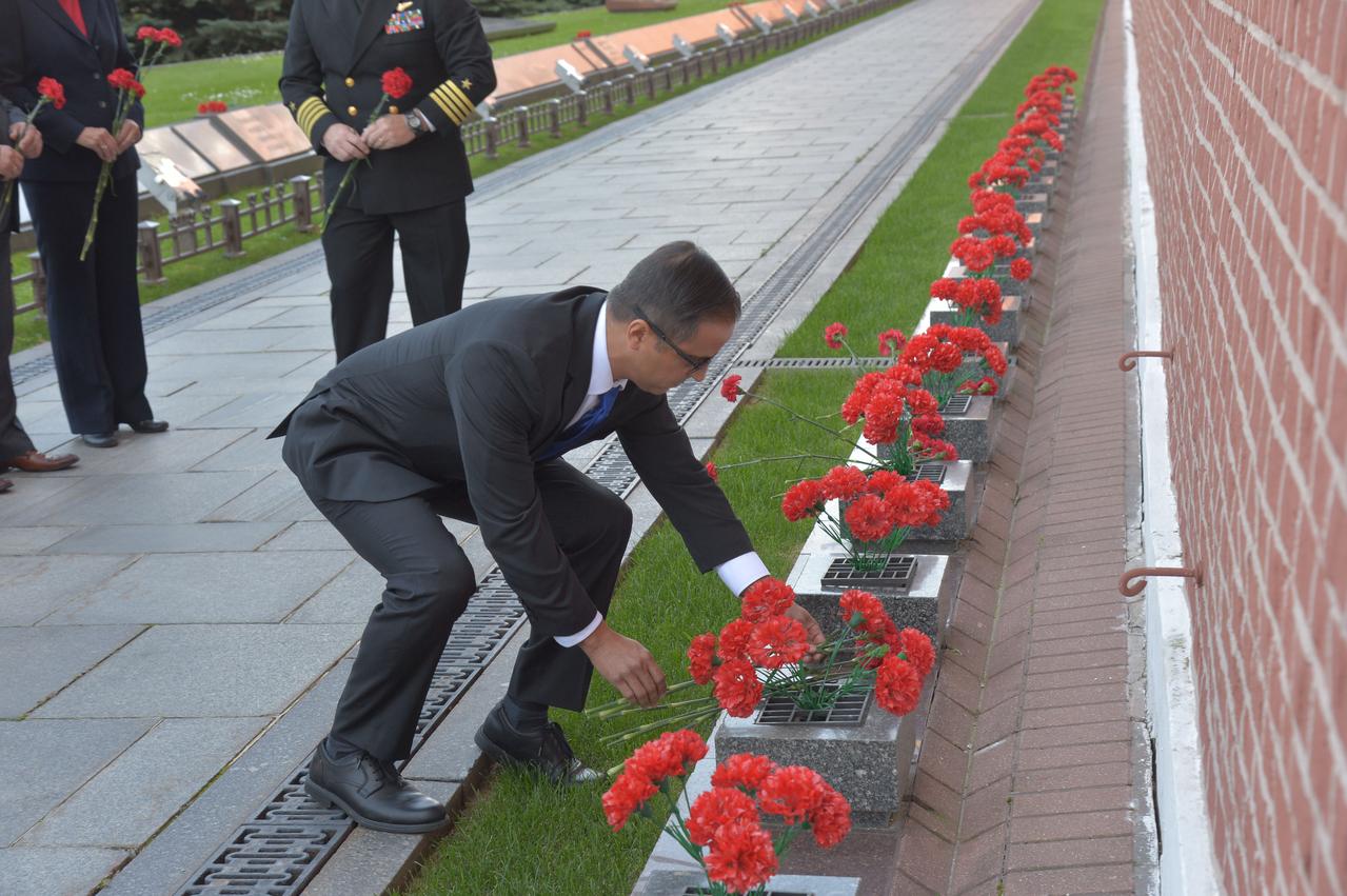 jsc2017e114494 (Sept. 1, 2017) --- Prime Expedition 53-54 crewmember and NASA astronaut Joe Acaba lays flowers at the Kremlin Wall in Moscow where Russian space icons are interred as part of traditional pre-launch ceremonies Sept. 1. Acaba, Mark Vande Hei of NASA and Alexander Misurkin of Roscosmos will launch Sept. 13 from the Baikonur Cosmodrome in Kazakhstan Sept. 13 on the Soyuz MS-06 spacecraft for a five and a half month mission on the International Space Station. Credit: NASA/Elizabeth Weissinger