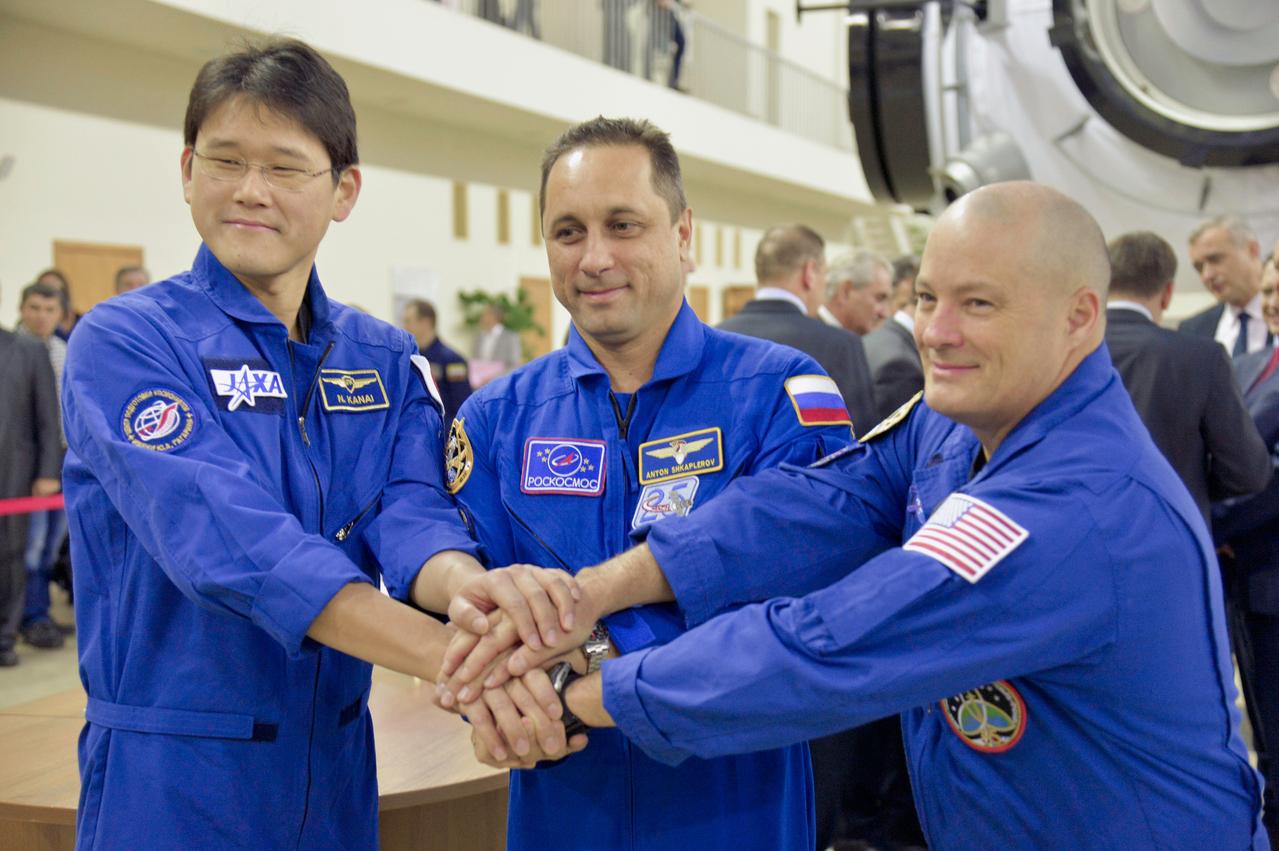 jsc2017e134972 - At the Gagarin Cosmonaut Training Center in Star City, Russia, Expedition 54-55 prime crewmembers Norishige Kanai of the Japan Aerospace Exploration Agency (JAXA, left), Anton Shkaplerov of the Russian Federal Space Agency (Roscosmos, center) and Scott Tingle of NASA (right) pose for pictures Nov. 28 as part of the crew’s final qualification exam activities. They will launch Dec. 17 on their Soyuz MS-07 spacecraft for a five-month mission on the International Space Station...NASA/Elizabeth Weissinger.