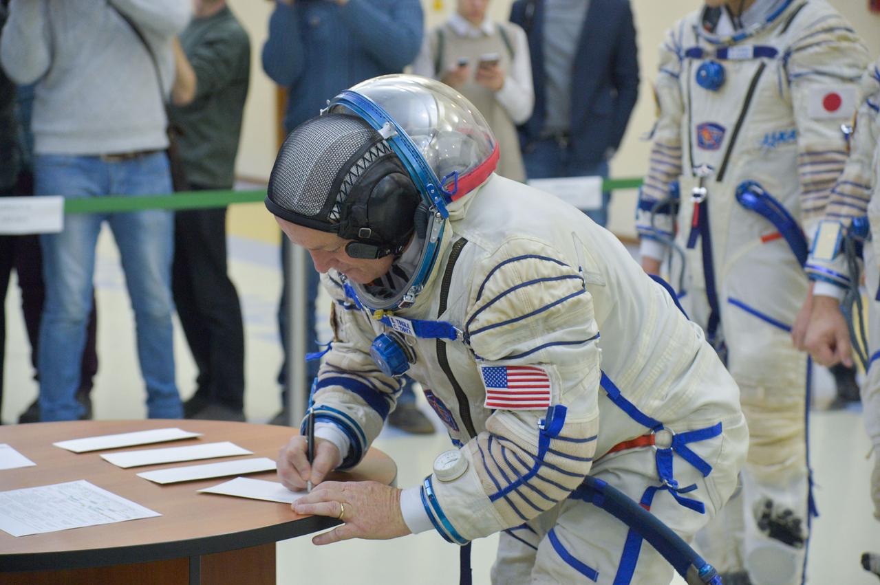 jsc2017e135201 - At the Gagarin Cosmonaut Training Center in Star City, Russia, Expedition 54-55 prime crewmember Scott Tingle of NASA signs in for the start of the crew’s final qualification exam activities Nov. 29. Tingle, Anton Shkaplerov of the Russian Federal Space Agency (Roscosmos) and Norishige Kanai of the Japan Aerospace Exploration Agency (JAXA) will launch Dec. 17 on the Soyuz MS-07 spacecraft from the Baikonur Cosmodrome in Kazakhstan for a five-month mission on the International Space Station...NASA/Elizabeth Weissinger.