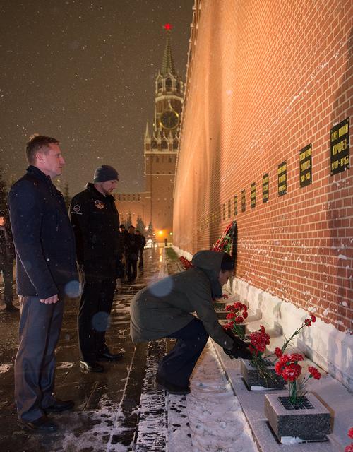 jsc2017e136055 - On a snowy night at Red Square in Moscow, Expedition 54-55 backup crewmember Jeanette Epps of NASA lays flowers at the Kremlin Wall where Russian space icons are interred in traditional pre-launch ceremonies Nov. 30. Looking on are backup crewmembers Sergey Prokopyev of the Russian Federal Space Agency (Roscosmos, left) and Alexander Gerst of the European Space Agency. They are backups to Anton Shkaplerov of Roscosmos, Scott Tingle of NASA and Norishige Kanai of the Japan Aerospace Exploration Agency (JAXA), who will launch from the Baikonur Cosmodrome in Kazakhstan on the Soyuz MS-07 spacecraft Dec. 17 for a five-month mission on the International Space Station...Andrey Shelepin/Gagarin Cosmonaut Training Center.