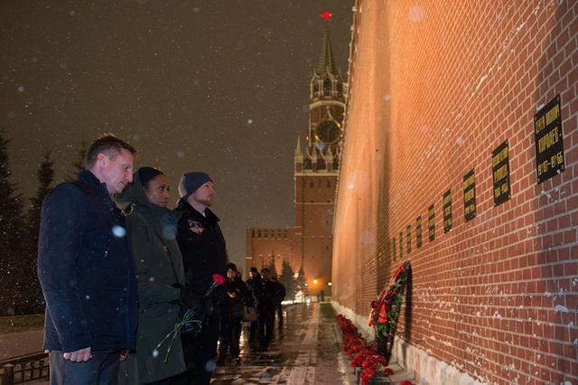 jsc2017e136057 - On a snowy night at Red Square Moscow, Expedition 54-55 backup crewmembers Sergey Prokopyev of the Russian Federal Space Agency (Roscosmos, left), Jeanette Epps of NASA (center) and Alexander Gerst of the European Space Agency (right) pay homage at the Kremlin Wall where Russian space icons are interred in traditional pre-launch ceremonies Nov. 30. They are backups to Anton Shkaplerov of Roscosmos, Scott Tingle of NASA and Norishige Kanai of the Japan Aerospace Exploration Agency (JAXA), who will launch from the Baikonur Cosmodrome in Kazakhstan on the Soyuz MS-07 spacecraft Dec. 17 for a five-month mission on the International Space Station...Andrey Shelepin/Gagarin Cosmonaut Training Center.
