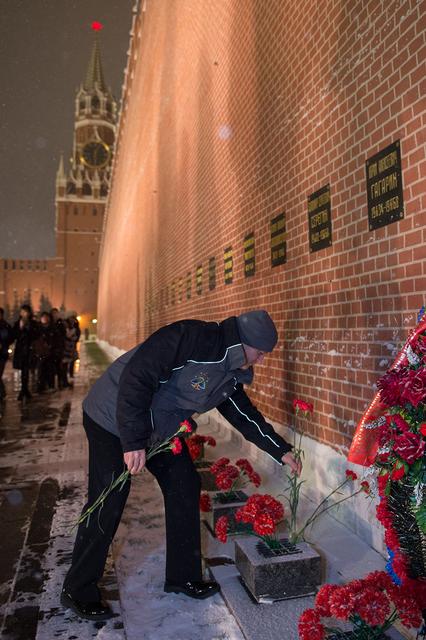 jsc2017e136058 - On a snowy night at Red Square in Moscow, Expedition 54-55 crewmember Scott Tingle of NASA lays flowers at the Kremlin Wall where Russian space icons are interred in traditional pre-launch ceremonies Nov. 30. Tingle, Anton Shkaplerov of the Russian Federal Space Agency (Roscosmos) and Norishige Kanai of the Japan Aerospace Exploration Agency (JAXA) will launch from the Baikonur Cosmodrome in Kazakhstan on the Soyuz MS-07 spacecraft Dec. 17 for a five-month mission on the International Space Station...Andrey Shelepin/Gagarin Cosmonaut Training Center.