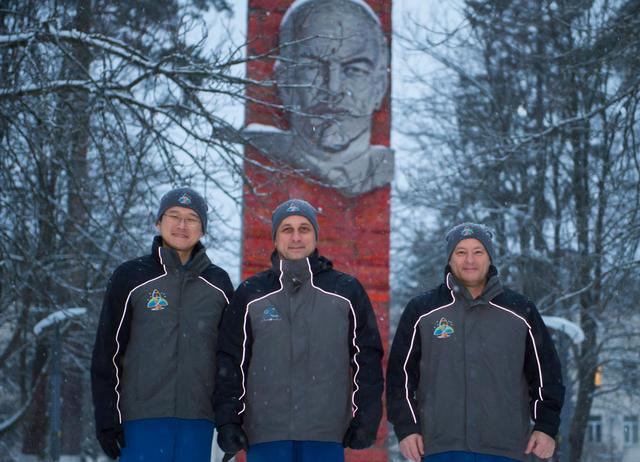 jsc2017e136098 - At the Gagarin Cosmonaut Training Center in Star City, Russia, Expedition 54-55 crewmembers Norishige Kanai of the Japan Aerospace Agency (JAXA, left), Anton Shkaplerov of the Russian Federal Space Agency (Roscosmos, center) and Scott Tingle of NASA (right) pose for pictures in front of a statue of Vladimir Lenin Dec. 4 prior to their departure for their launch site at the Baikonur Cosmodrome in Kazakhstan. They are scheduled to launch Dec. 17 on the Soyuz MS-07 spacecraft for a five-month mission on the International Space Station...Andrey Shelepin/Gagarin Cosmonaut Training Center.