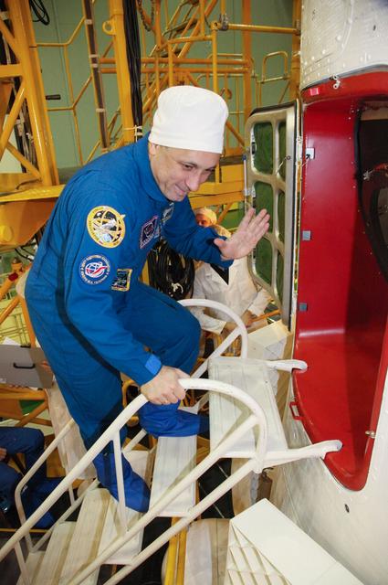 jsc2017e138120 - At the Integration Facility at the Baikonur Cosmodrome in Kazakhstan, Expedition 54-55 prime crewmember Anton Shkaplerov of the Russian Federal Space Agency (Roscosmos) boards the Soyuz MS-07 spacecraft Dec. 13 for the continuation of pre-launch training. Shkaplerov, Norishige Kanai of the Japan Aerospace Exploration Agency (JAXA) and Scott Tingle of NASA (right) will launch Dec. 17 on the Soyuz MS-07 vehicle for a five month mission on the International Space Station...Andrey Shelepin/Gagarin Cosmonaut Training Center.