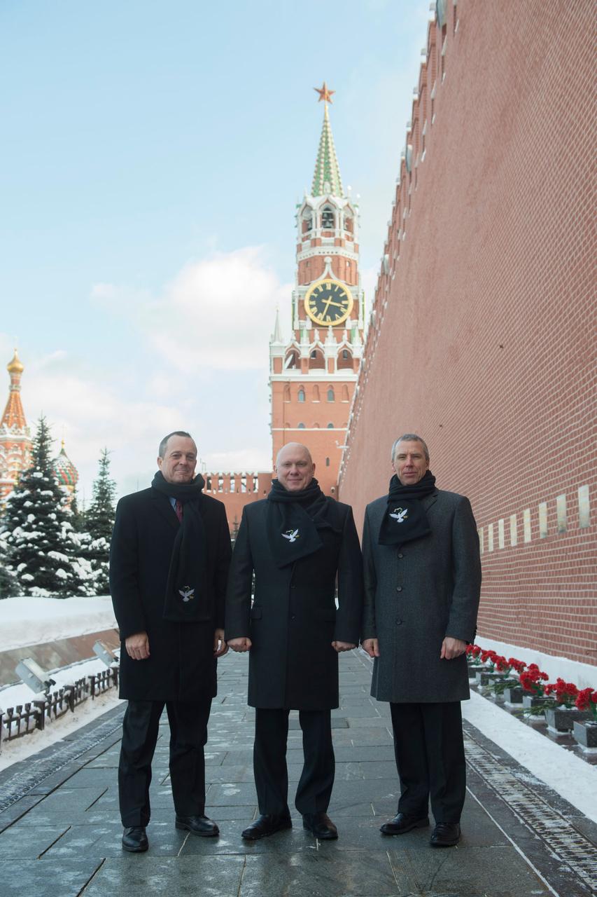 jsc2018e008064 - At Red Square in Moscow, Expedition 55 crewmembers Ricky Arnold of NASA (left), Oleg Artemyev of Roscosmos (center) and Drew Feustel of NASA (right) pose for pictures by the Kremlin Wall Feb. 22 in traditional pre-launch activities. They will launch March 21 on the Soyuz MS-08 spacecraft from the Baikonur Cosmodrome in Kazakhstan for a five-month mission on the International Space Station...Gagarin Cosmonaut Training Center/Andrey Shelepin and Irina Spektor                         .