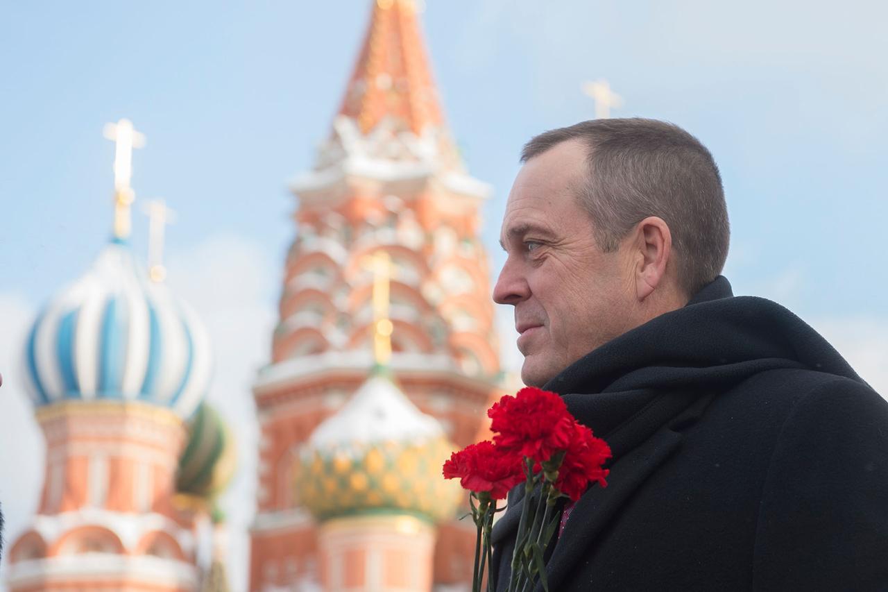 jsc2018e008072 - With St. Basil’s Cathedral in Red Square in Moscow serving as a backdrop, Expedition 55 crewmember Ricky Arnold of NASA has a thoughtful moment during traditional pre-launch activities Feb. 22. Arnold, Drew Feustel of NASA and Oleg Artemyev of Roscosmos will launch March 21 on the Soyuz MS-08 spacecraft from the Baikonur Cosmodrome in Kazakhstan for a five-month mission on the International Space Station...Gagarin Cosmonaut Training Center/Andrey Shelepin and Irina Spektor                         .