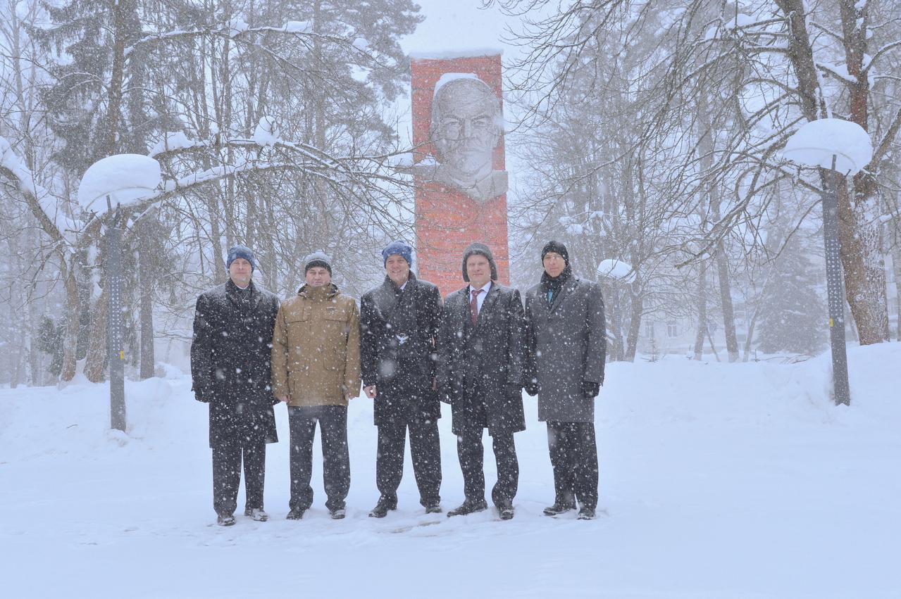 jsc2018e010823 - Bundled up against a blizzard, the Expedition 55 backup and prime crewmembers pose for pictures with the statue of Vladimir Lenin as a backdrop March 4 at the Gagarin Cosmonaut Training Center in Star City, Russia before flying to their launch site at the Baikonur Cosmodrome in Kazakhstan. From left to right are backup crewmembers Nick Hague of NASA and Alexey Ovchinin of Roscosmos, and prime crewmembers Ricky Arnold of NASA, Oleg Artemyev of Roscosmos and Drew Feustel of NASA. Arnold, Artemyev and Feustel will launch March 21 on the Soyuz MS-08 spacecraft for a five month mission on the International Space Station...NASA/Elizabeth Weissinger.