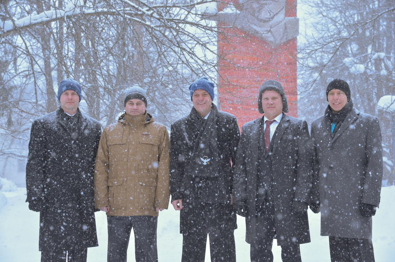 jsc2018e010824 - Bundled up against a blizzard, the Expedition 55 backup and prime crewmembers pose for pictures with the statue of Vladimir Lenin as a backdrop March 4 at the Gagarin Cosmonaut Training Center in Star City, Russia before flying to their launch site at the Baikonur Cosmodrome in Kazakhstan. From left to right are backup crewmembers Nick Hague of NASA and Alexey Ovchinin of Roscosmos, and prime crewmembers Ricky Arnold of NASA, Oleg Artemyev of Roscosmos and Drew Feustel of NASA. Arnold, Artemyev and Feustel will launch March 21 on the Soyuz MS-08 spacecraft for a five month mission on the International Space Station...NASA/Elizabeth Weissinger.