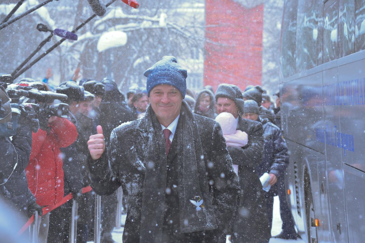 jsc2018e010826 - Bundled up against a blizzard, Expedition 55 crewmember Ricky Arnold of NASA flashes a thumbs up as he departs the Gagarin Cosmonaut Training Center in Star City, Russia March 4 for a flight to his launch site at the Baikonur Cosmodrome in Kazakhstan. Arnold, Oleg Artemyev of Roscosmos and Drew Feustel of NASA will launch March 21 on the Soyuz MS-08 spacecraft for a five month mission on the International Space Station...NASA/Elizabeth Weissinger.