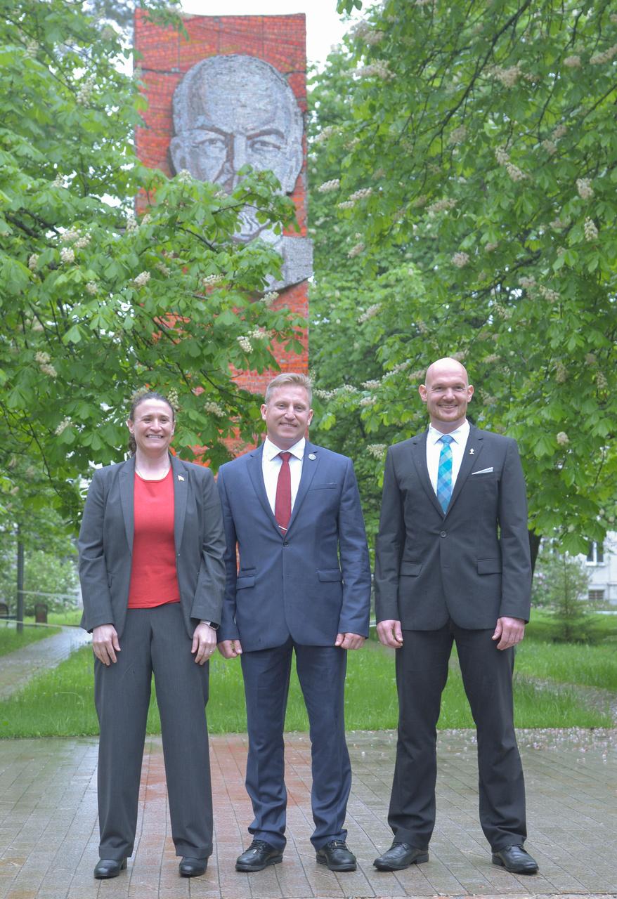 jsc2018e050025 - At the Gagarin Cosmonaut Training Center in Star City, Russia, Expedition 56 crewmembers Serena Aunon-Chancellor of NASA (left), Sergey Prokopyev of Roscosmos (center) and Alexander Gerst of the European Space Agency (right) pose for pictures in front of the statue of Vladimir Lenin May 19 before boarding a bus that took them to a nearby airfield for a flight to their launch site at the Baikonur Cosmodrome in Kazakhstan. They will launch June 6 on the Soyuz MS-09 spacecraft from Baikonur for a six-month mission on the International Space Station...NASA/Elizabeth Weissinger.